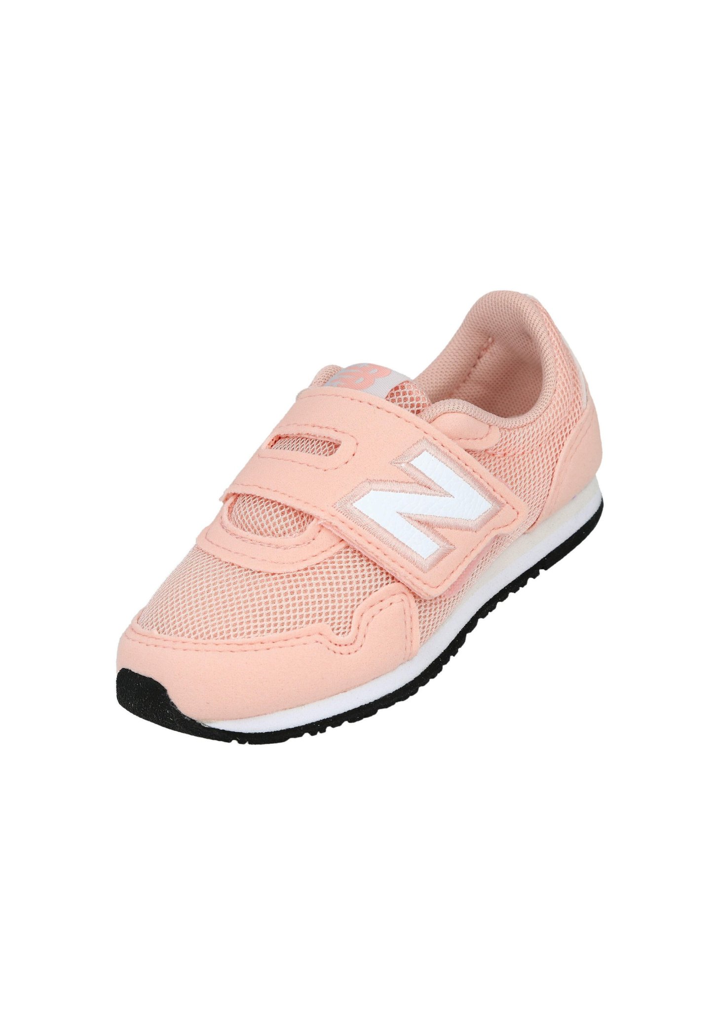 Zapatilla deportiva para niño de color rosa claro con parte superior de malla, suela blanca, dibujo de la suela negra y logo blanco "N" en una correa de velcro.