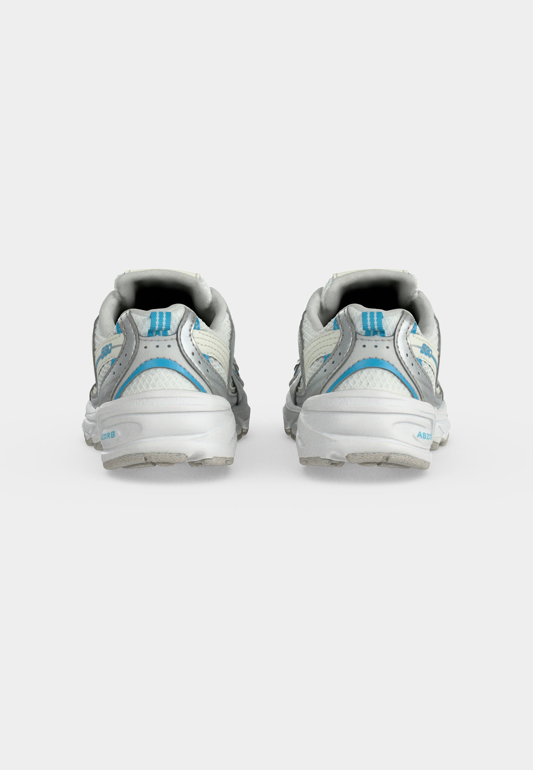 Par de zapatillas deportivas blancas y azul claro vistas desde atrás sobre un fondo gris claro liso.