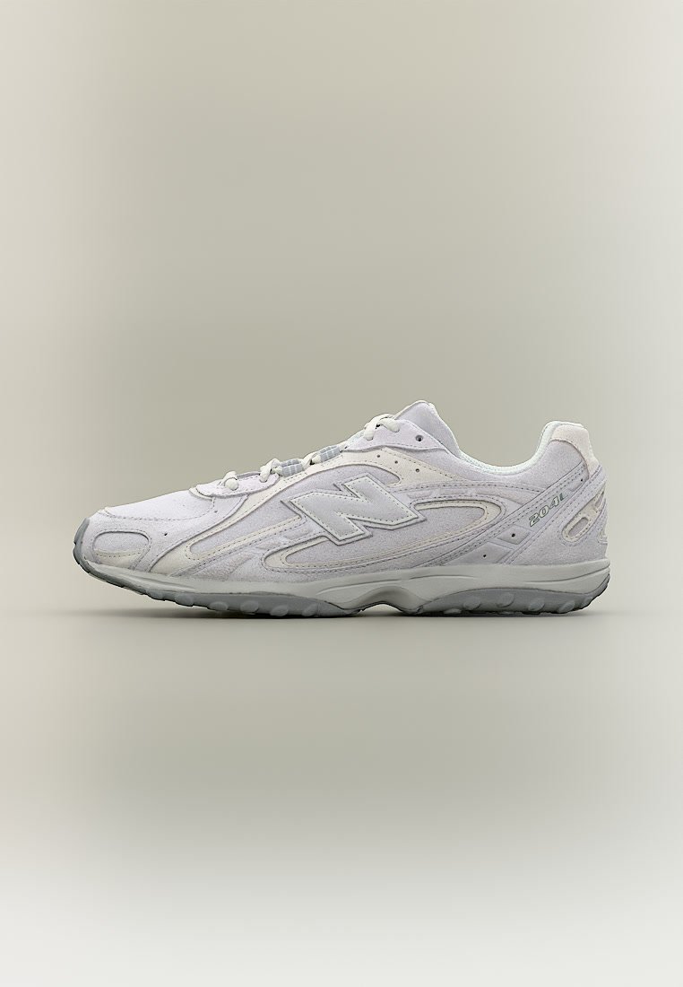 Zapatilla blanca New Balance 2001 con suela texturizada, parte superior de malla y ante, logo lateral y cordones, mostrada sobre fondo neutro.