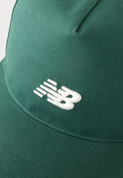 Gorra de béisbol de tela verde con el logotipo de New Balance bordado en blanco en el panel frontal.