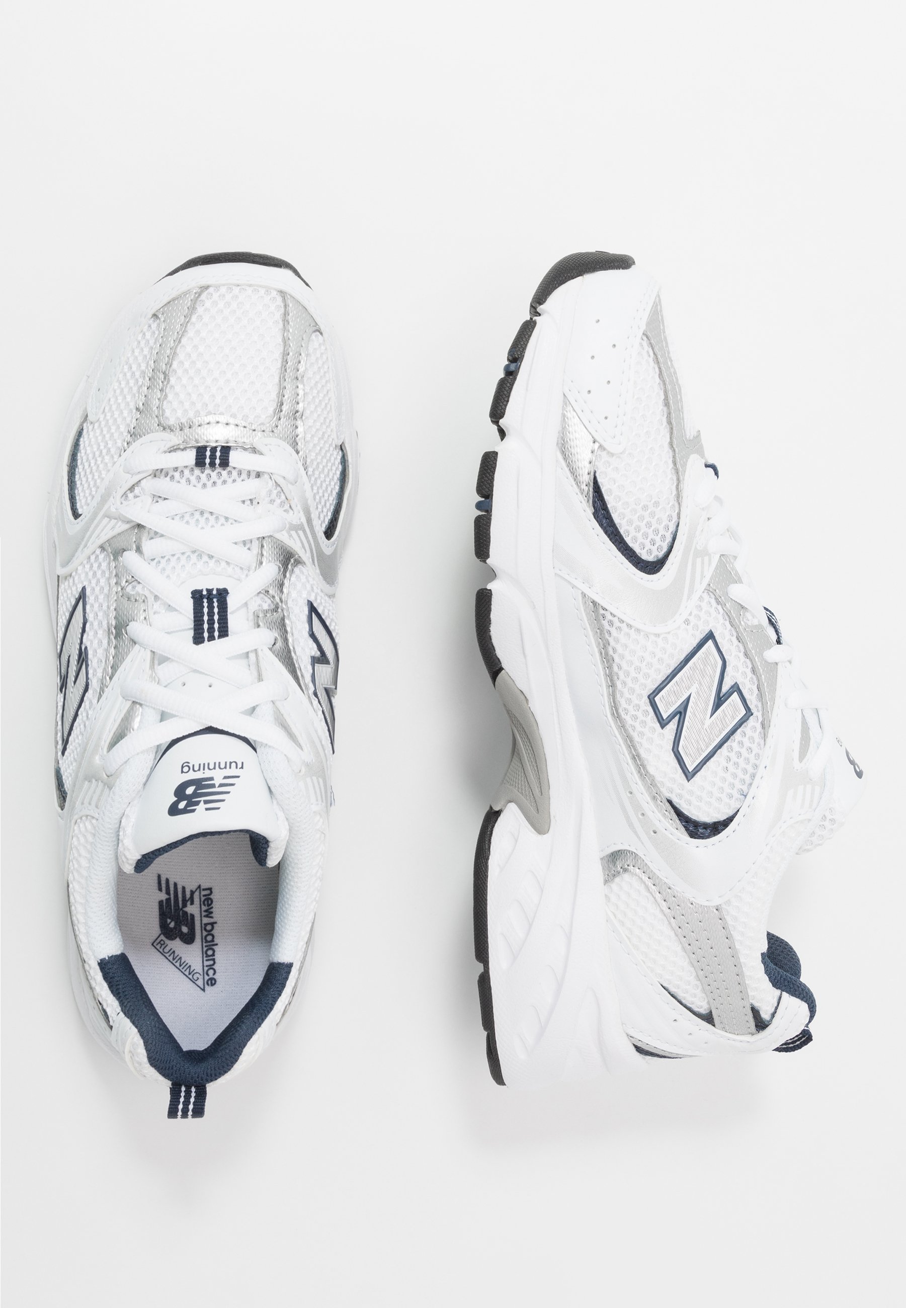Zapatillas de correr blancas con parte superior de malla, acentos plateados y detalles en azul marino. Cuenta con una suela acolchada y diseño de cordones.