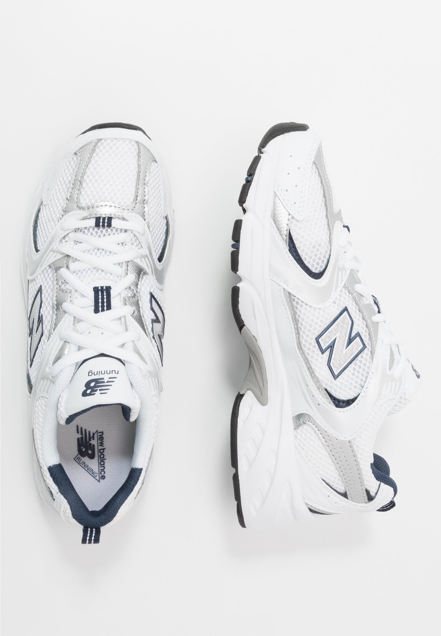 Zapatillas de correr blancas con parte superior de malla, acentos plateados y detalles en azul marino. Cuenta con una suela acolchada y diseño de cordones.