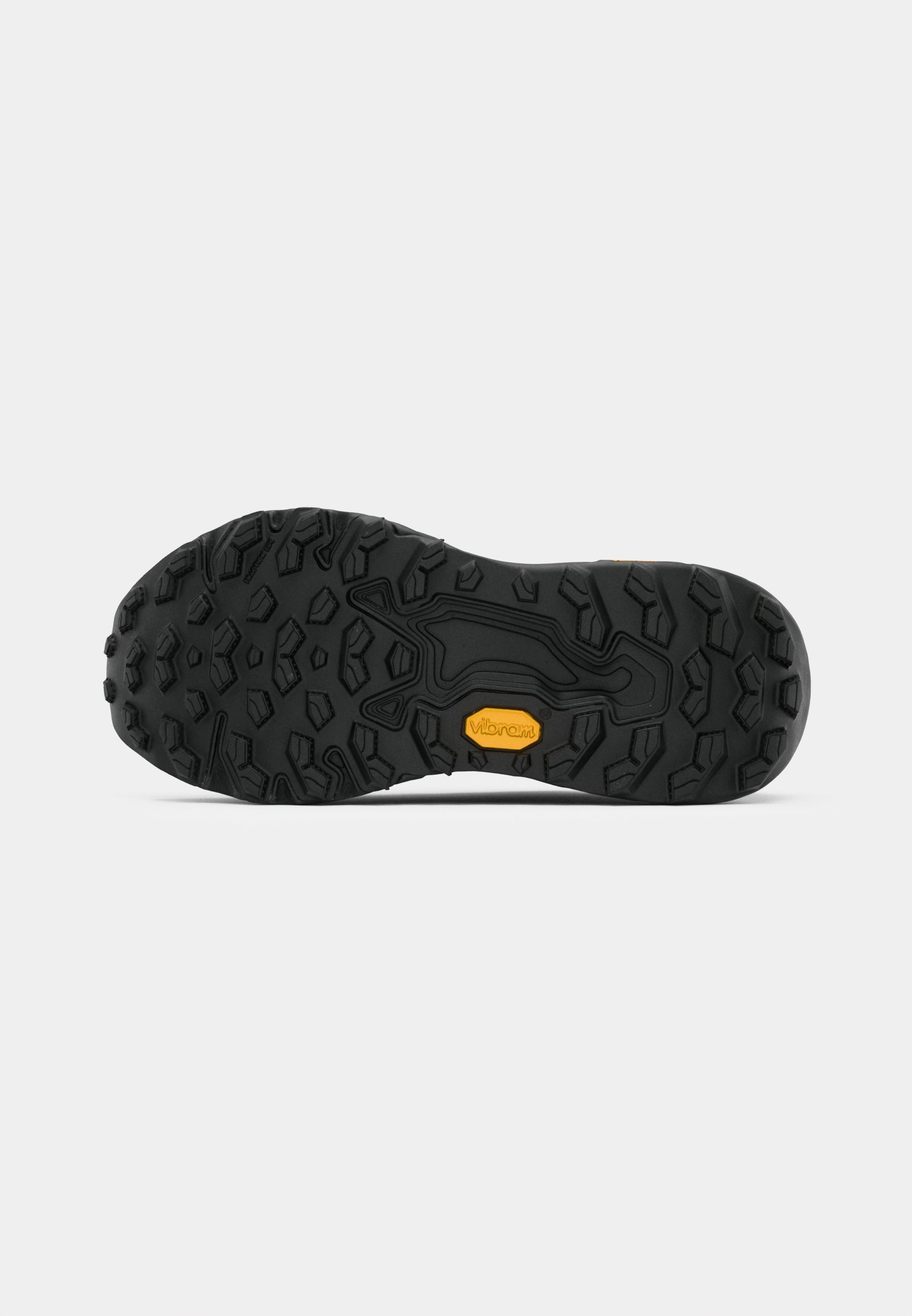 Suela negra de Vibram con surcos profundos y un logo amarillo distintivo, diseñada para tracción y durabilidad con patrones de superficie texturizados.