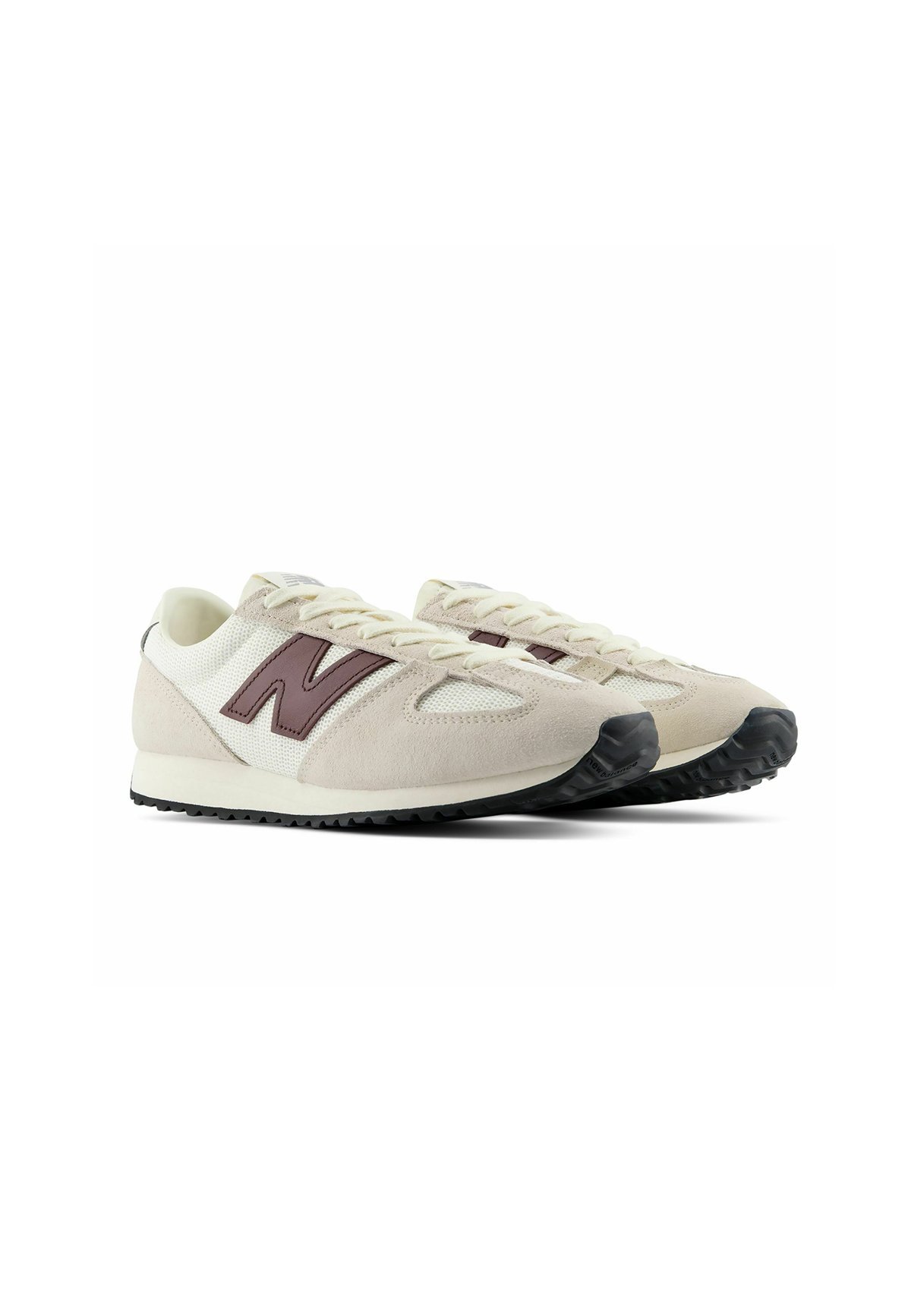 Par de zapatillas deportivas beige y blancas con logos "N" color granate y suelas de goma negras, vistas desde el lateral frontal sobre fondo blanco.