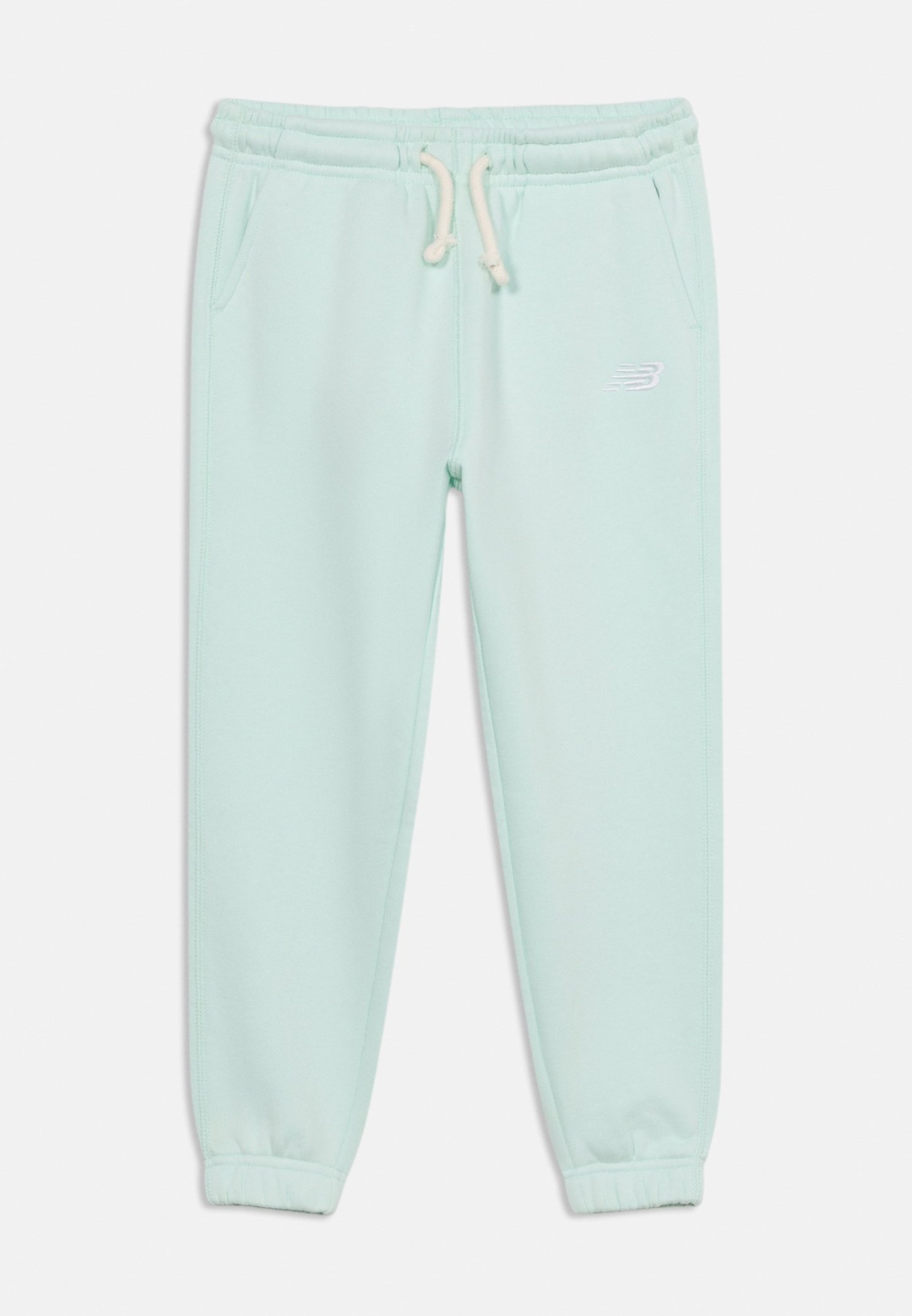Pantalones deportivos azul claro con cintura elástica, cordón blanco, bolsillos laterales, puños elásticos y pequeño logo blanco de New Balance en el muslo izquierdo.