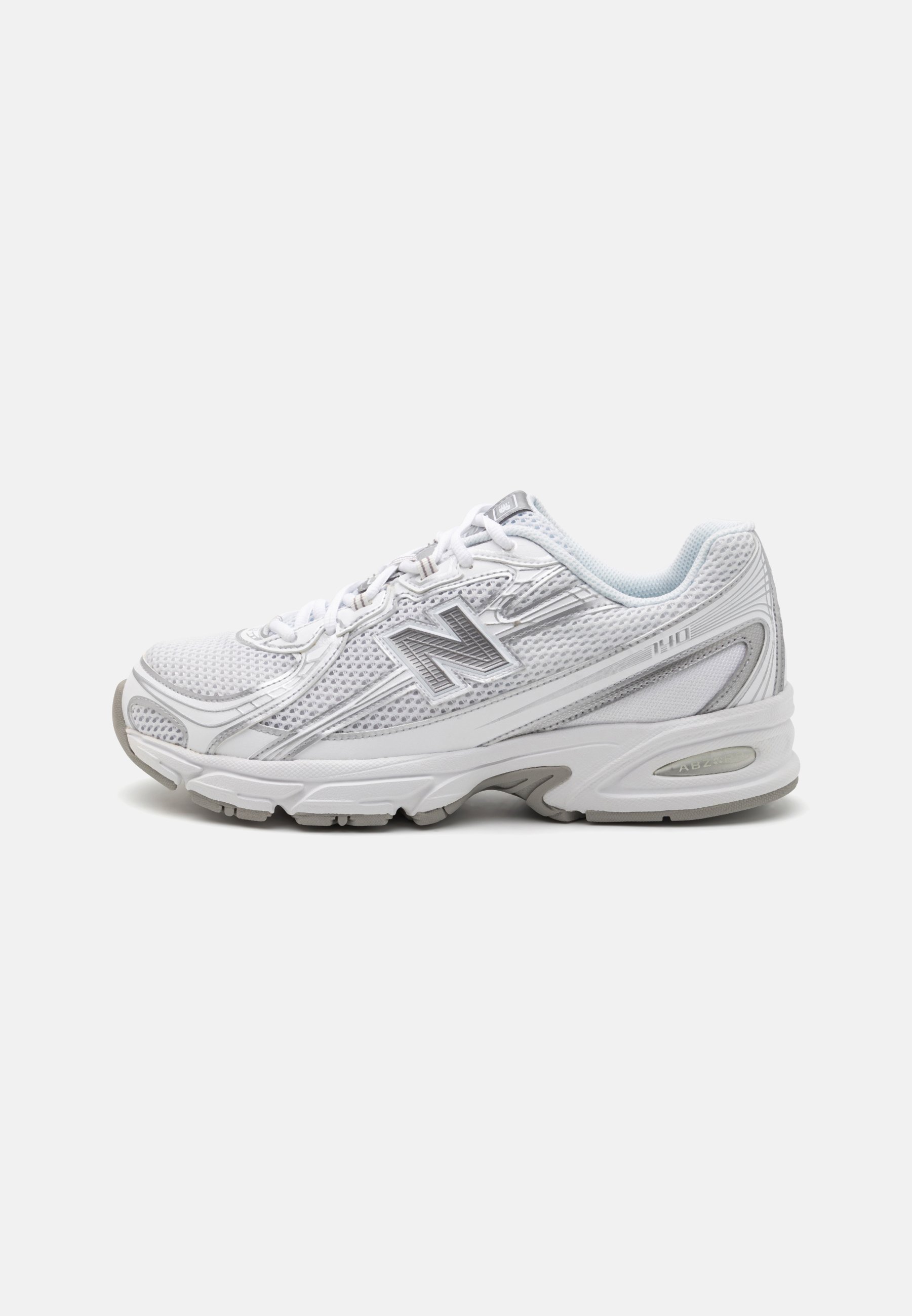 Zapatilla deportiva blanca con parte superior de malla, acentos reflectantes y suela acolchada. Presenta una puntera redonda y un sistema de cordones para un ajuste seguro.