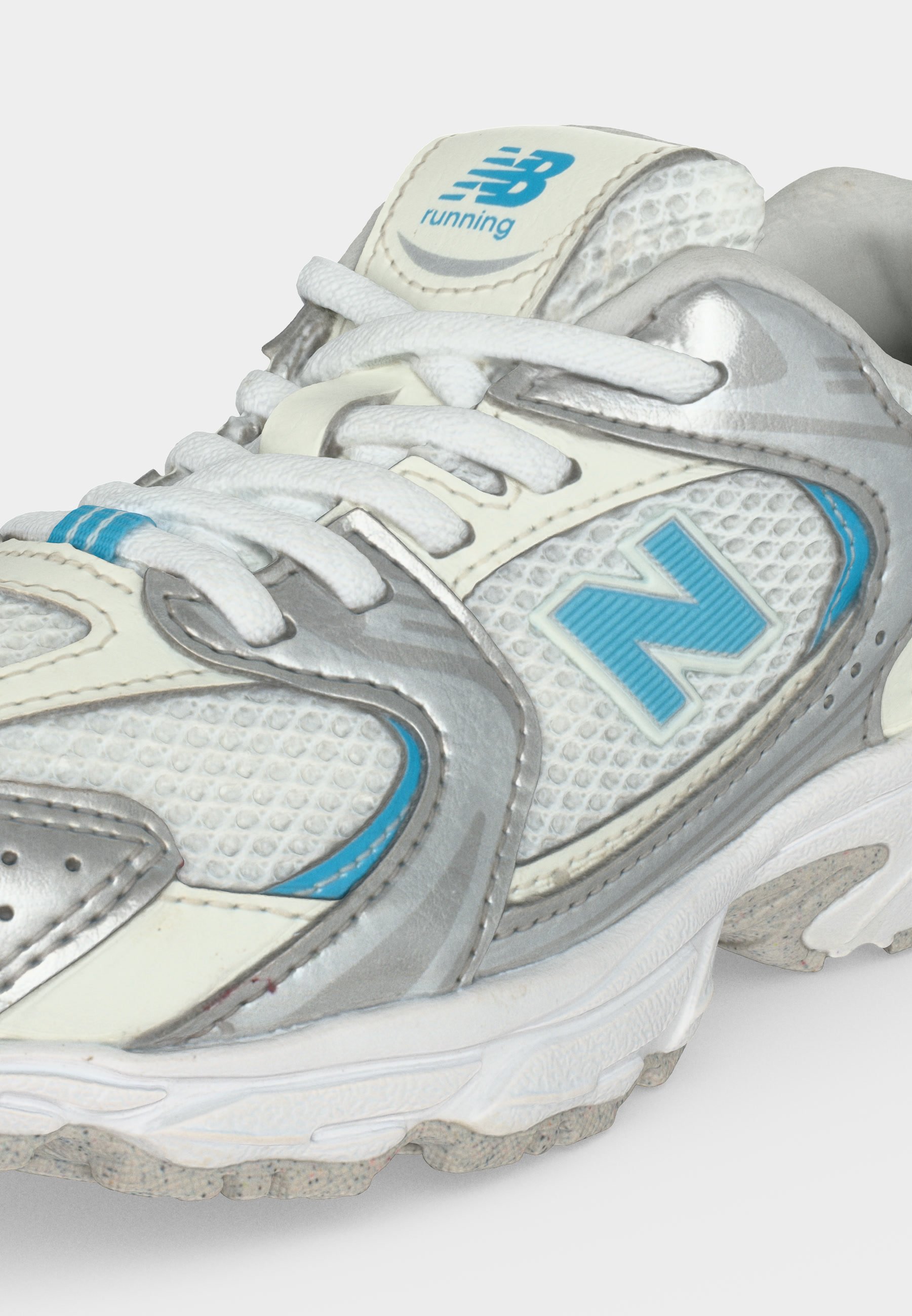 Zapatilla de running blanca y plateada de New Balance con detalles en azul claro, cordones atados y parte superior de malla texturizada.