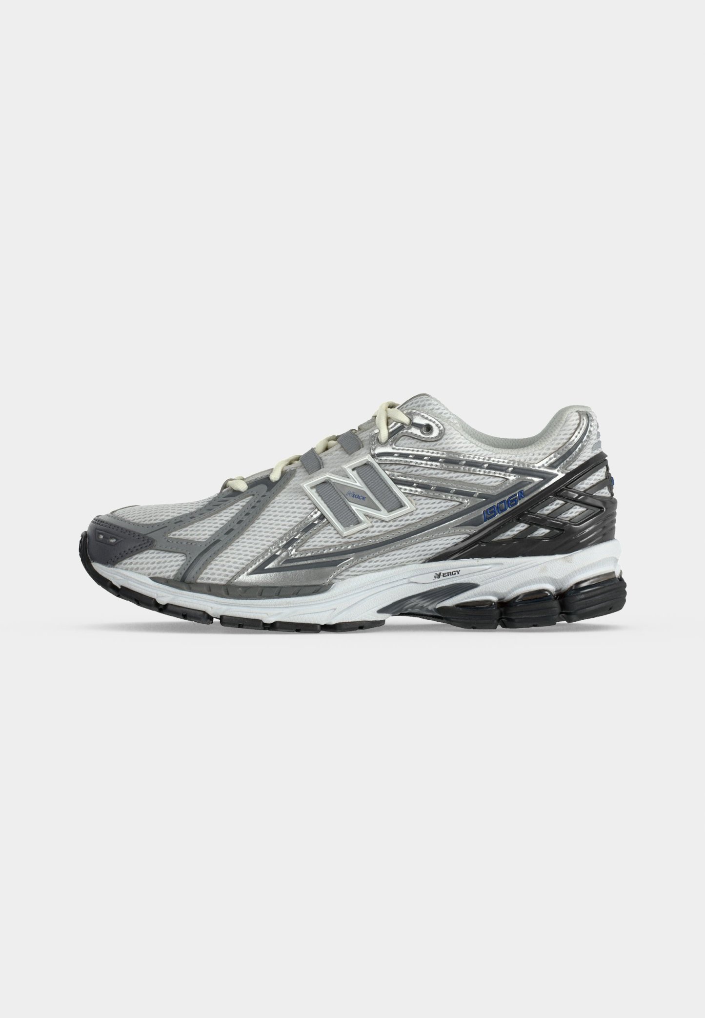 Zapatilla de correr New Balance blanca y gris con parte superior de malla, suela acolchada y suela exterior de goma negra, mostrada de perfil sobre fondo neutro.