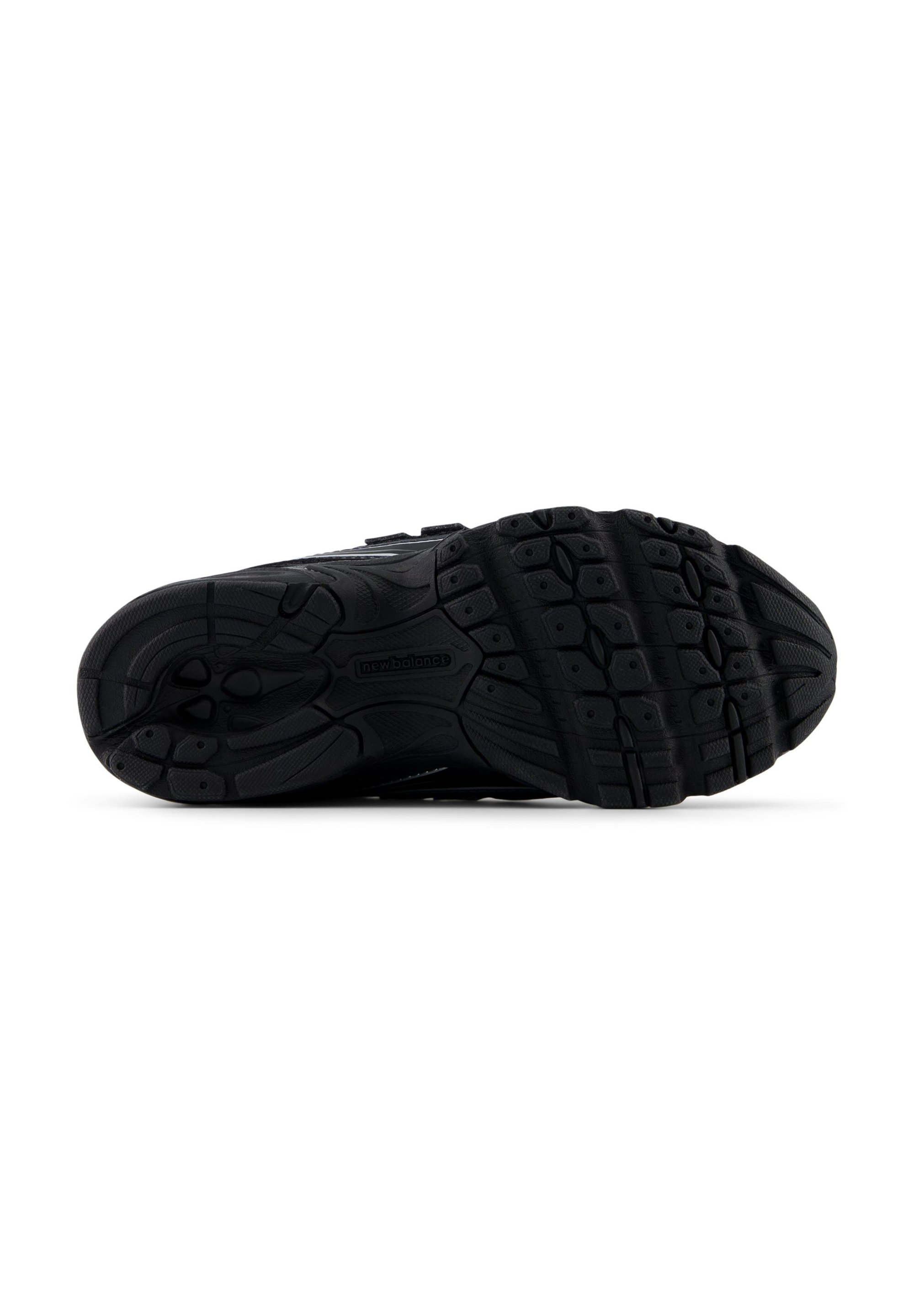 Suela de zapatilla deportiva negra con goma texturizada, surcos definidos y patrones elevados para agarre y estabilidad. Presenta logotipos y elementos de marca.