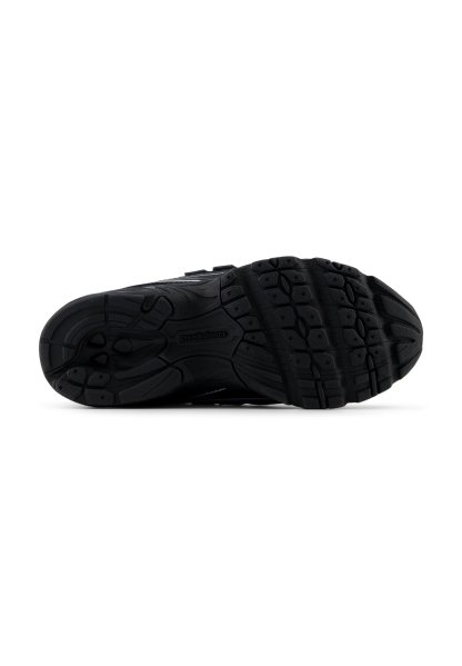 Suela de zapatilla deportiva negra con goma texturizada, surcos definidos y patrones elevados para agarre y estabilidad. Presenta logotipos y elementos de marca.