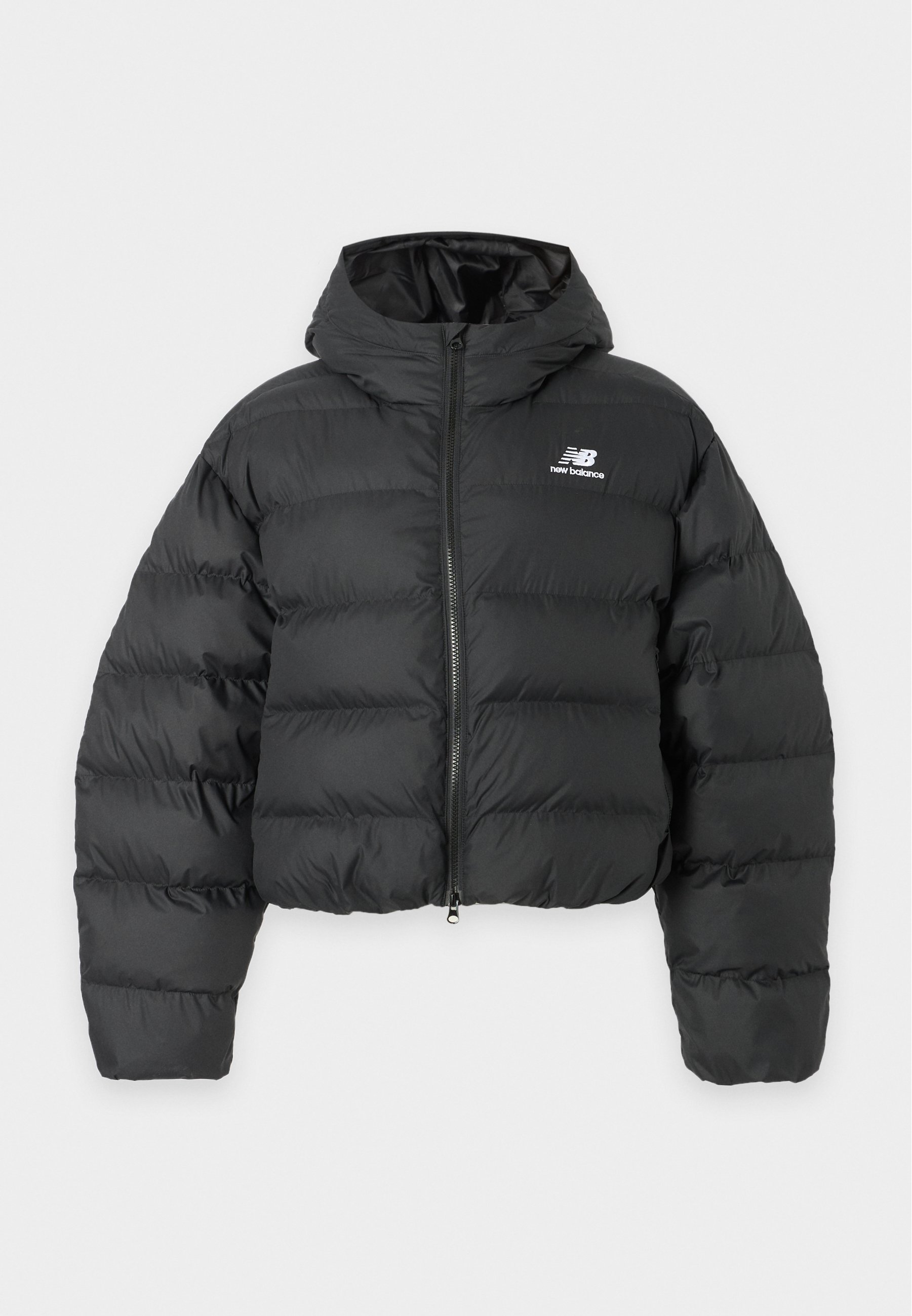 Chaqueta acolchada negra con capucha, cremallera frontal y logotipo blanco de New Balance en el pecho, mostrada sobre un fondo claro y sencillo.
