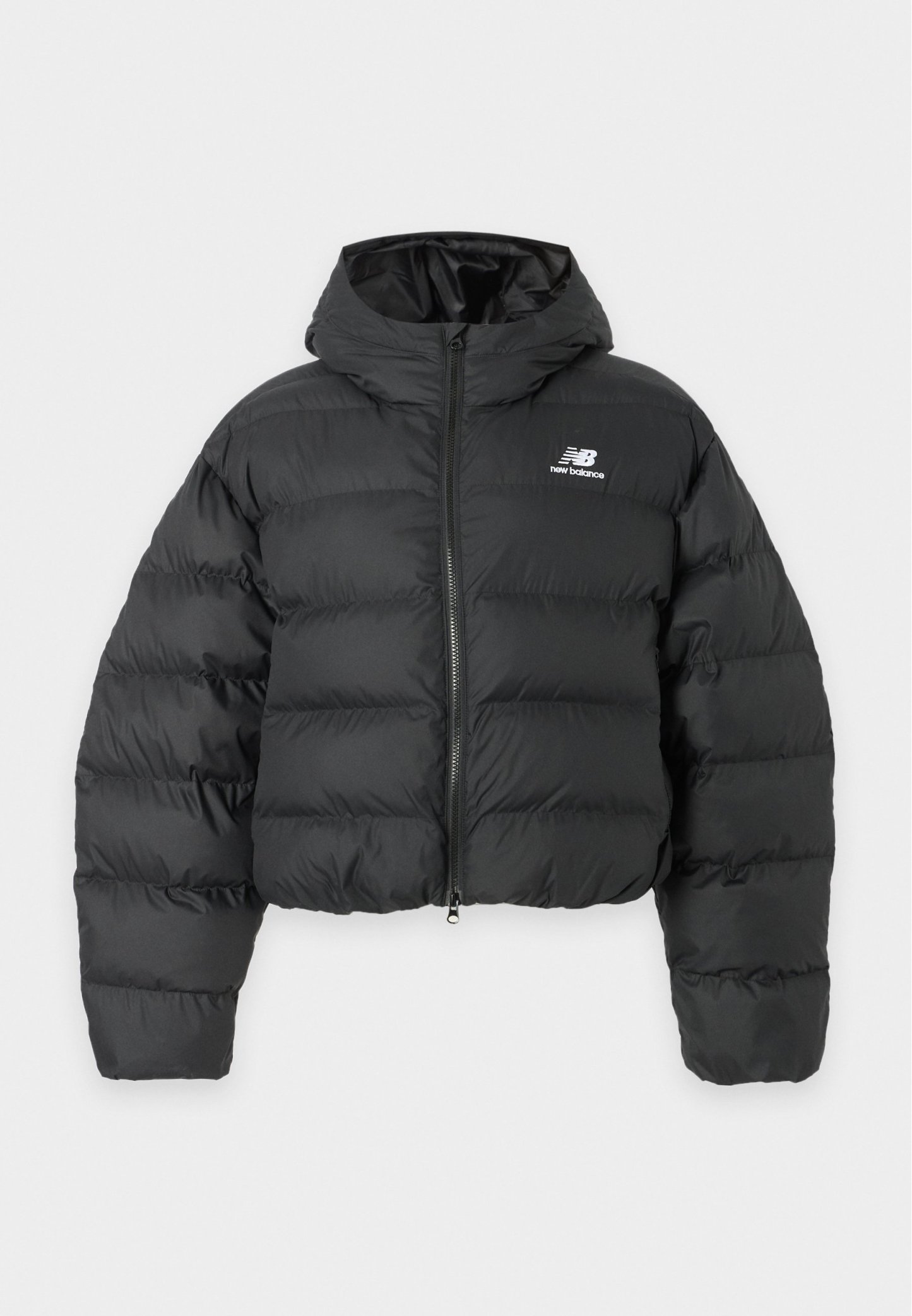 Chaqueta acolchada negra con capucha, cremallera frontal y logotipo blanco de New Balance en el pecho, mostrada sobre un fondo claro y sencillo.