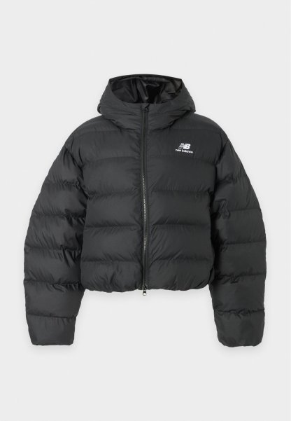 Chaqueta acolchada negra con capucha, cremallera frontal y logotipo blanco de New Balance en el pecho, mostrada sobre un fondo claro y sencillo.