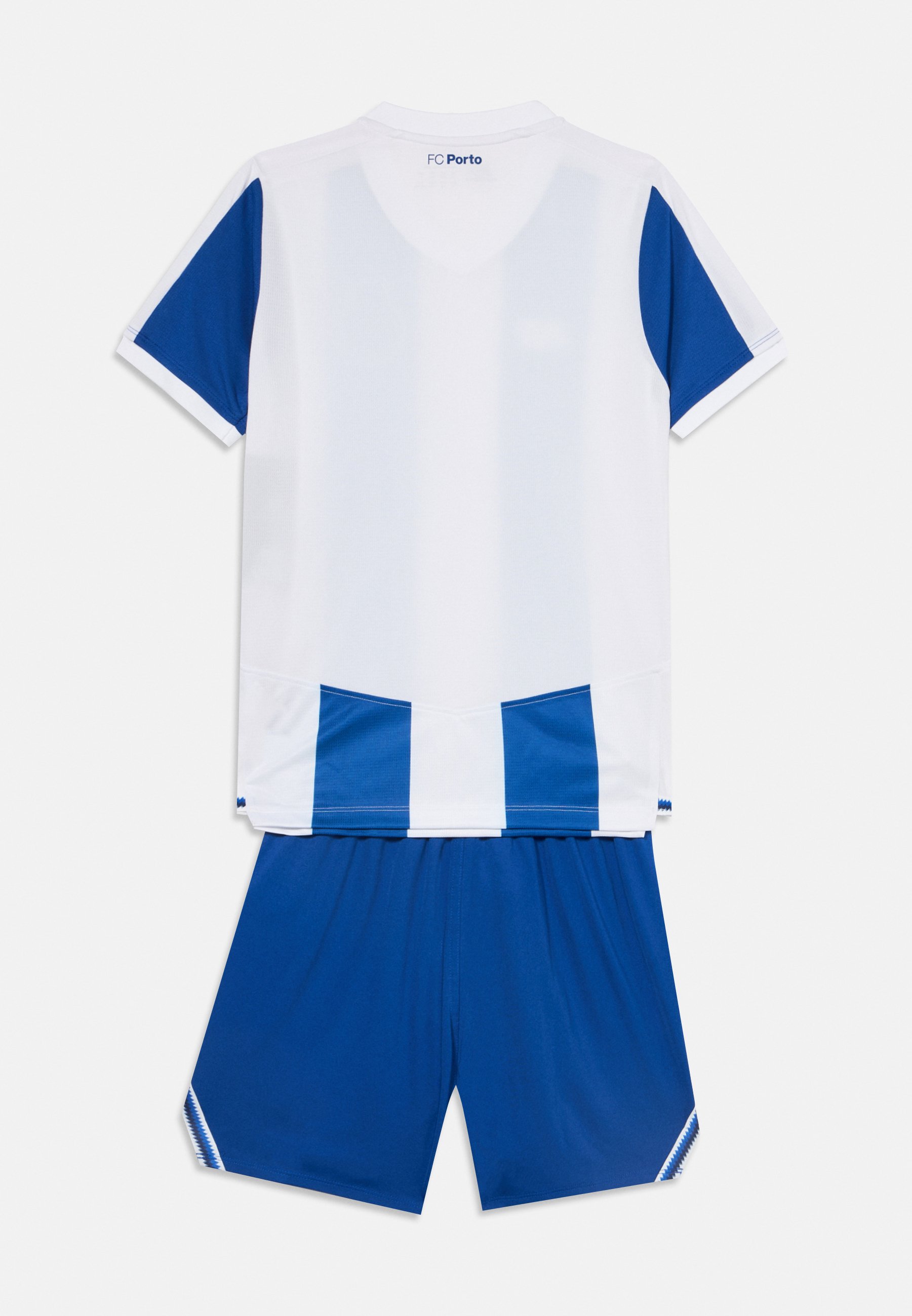 Equipación de fútbol del FC Porto en blanco y azul con mangas cortas y pantalones cortos azules a juego, mostrada por detrás sobre un fondo liso.