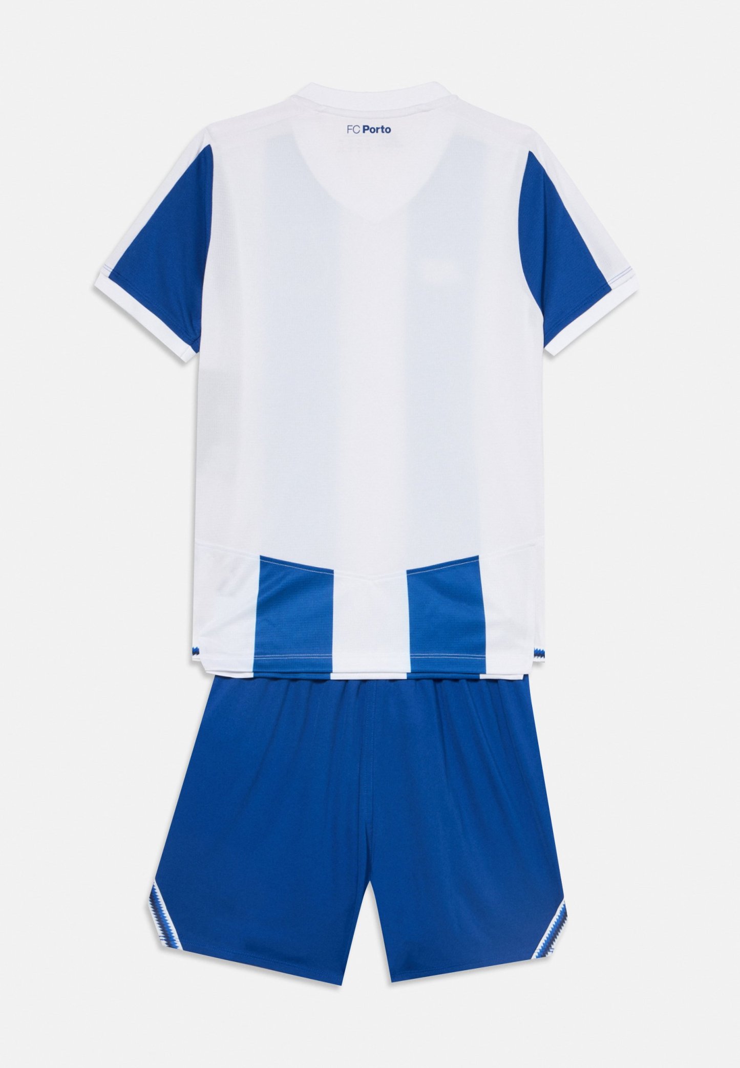 Equipación de fútbol del FC Porto en blanco y azul con mangas cortas y pantalones cortos azules a juego, mostrada por detrás sobre un fondo liso.
