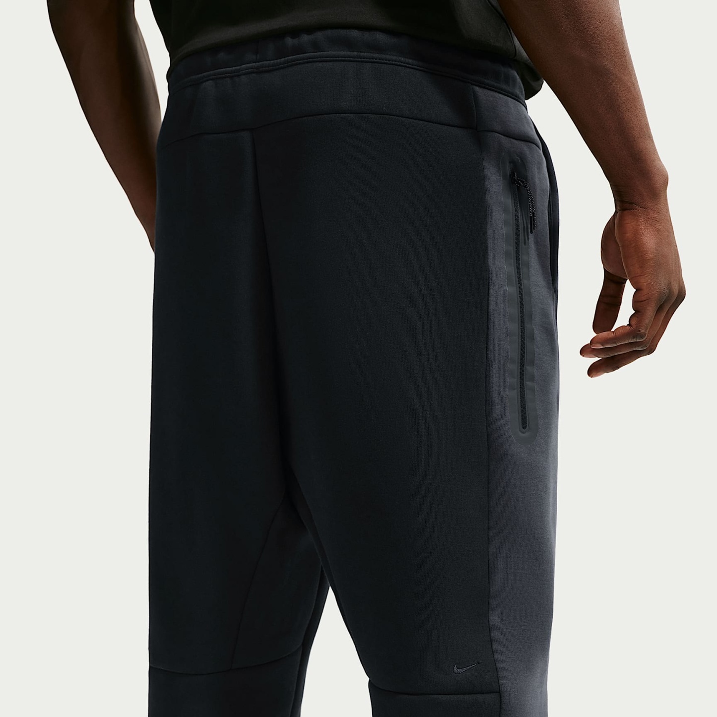 Nike Tech - Nike Tech Fleece-Hose mit offenem Saum und Farbblock-Design (Herren)
