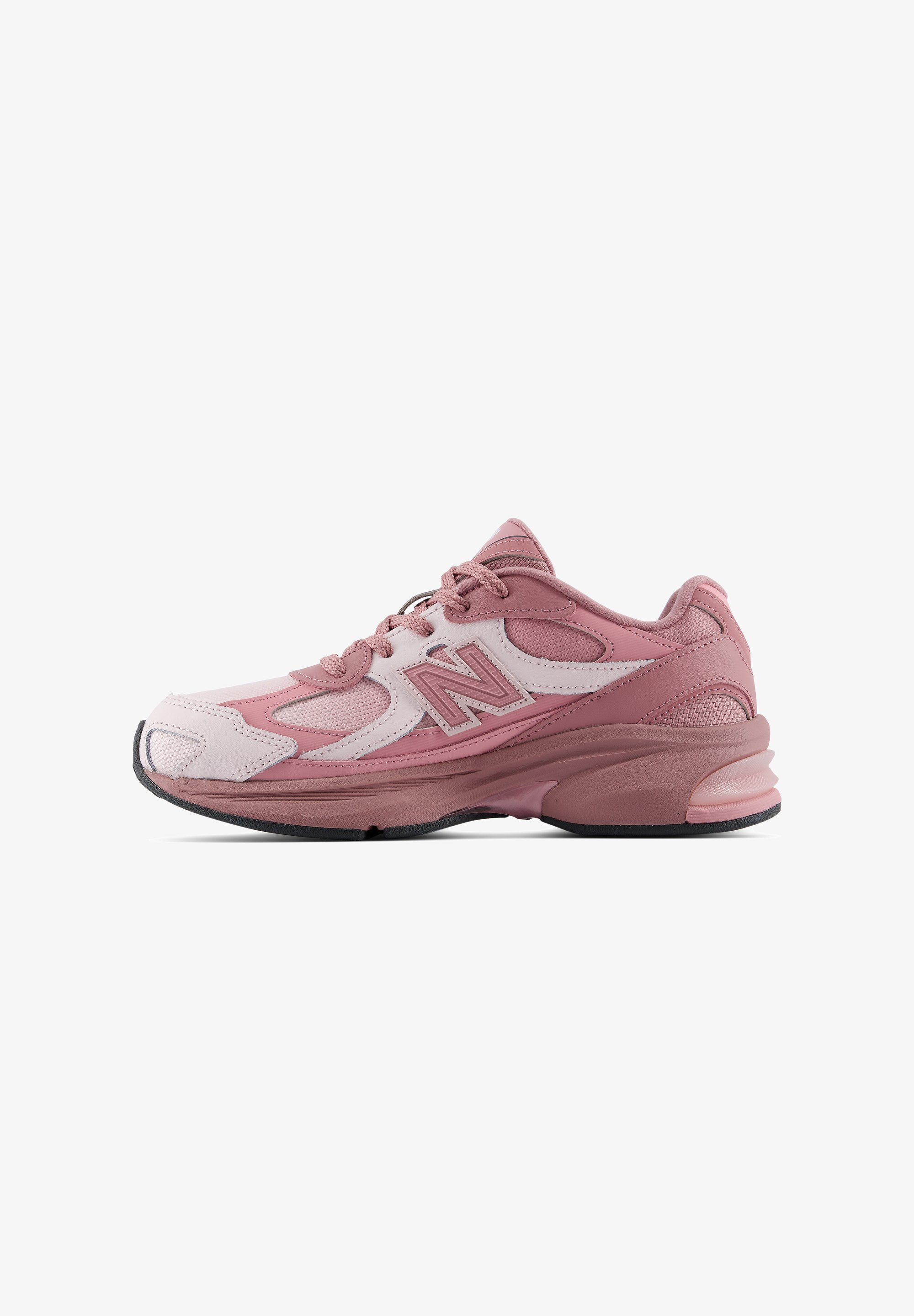 Zapatilla de running rosa y rosa claro con parte superior de malla y cuero, suela acolchada, diseño con cordones y un gran logo "N" en el lateral.