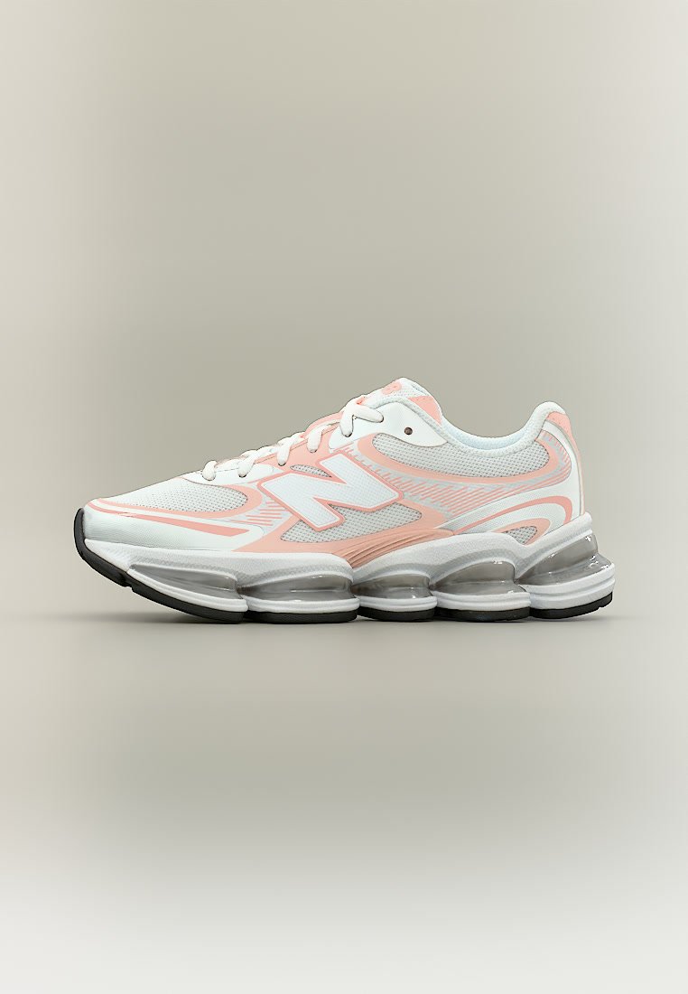 Zapatilla deportiva blanca y rosa con parte superior de malla, cierre de cordones y suela acolchada con cámaras de aire segmentadas y transparentes.