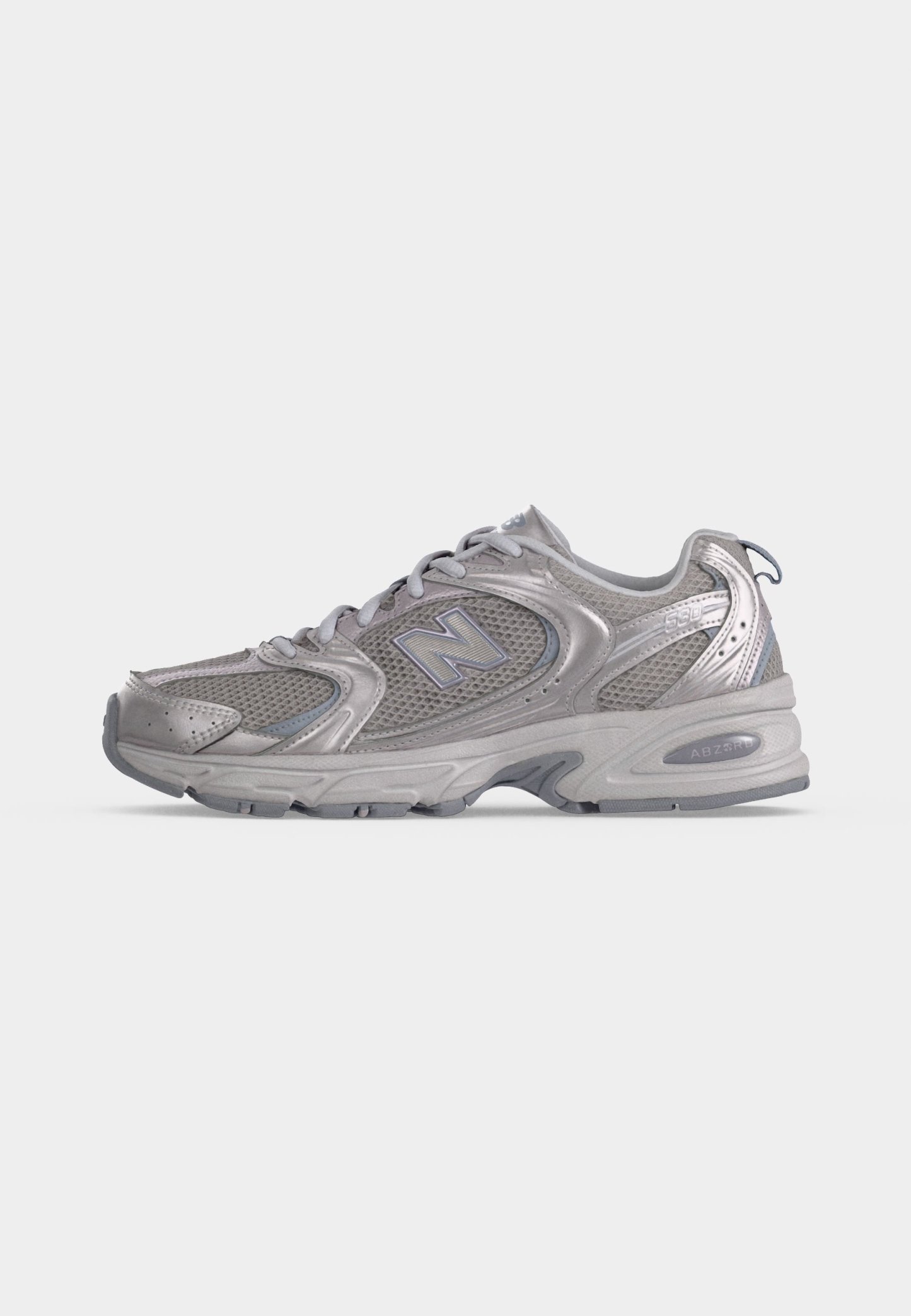 Zapatilla de running New Balance gris con parte superior de malla y sintética, cierre de cordones, suela acolchada y logo en el lateral.