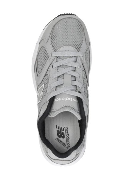 Zapatilla de running New Balance gris con parte superior de malla y sintético, cordones blancos y cuello acolchado negro, vista desde arriba.
