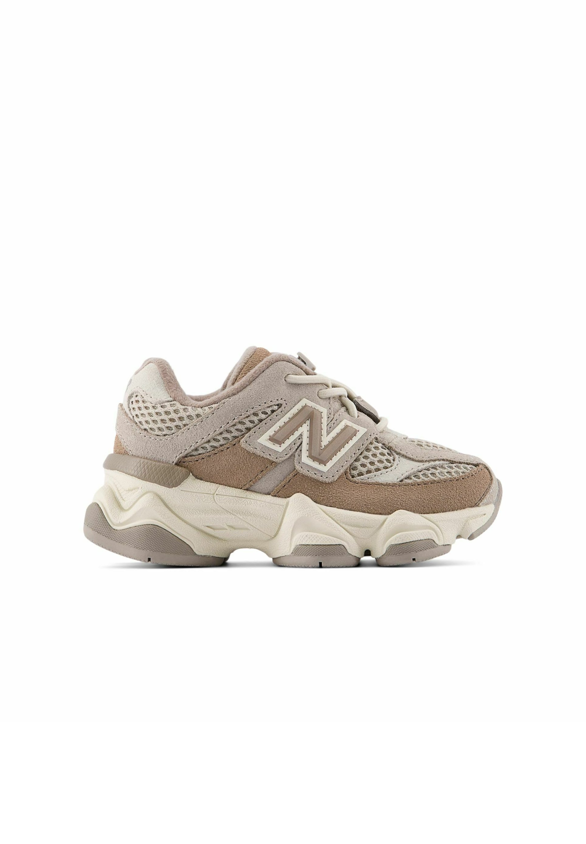 Zapatilla beige y topo con paneles de malla y ante, suela gruesa y acolchada, cordones y un gran logo "N" en el lateral, vista desde el lado exterior.