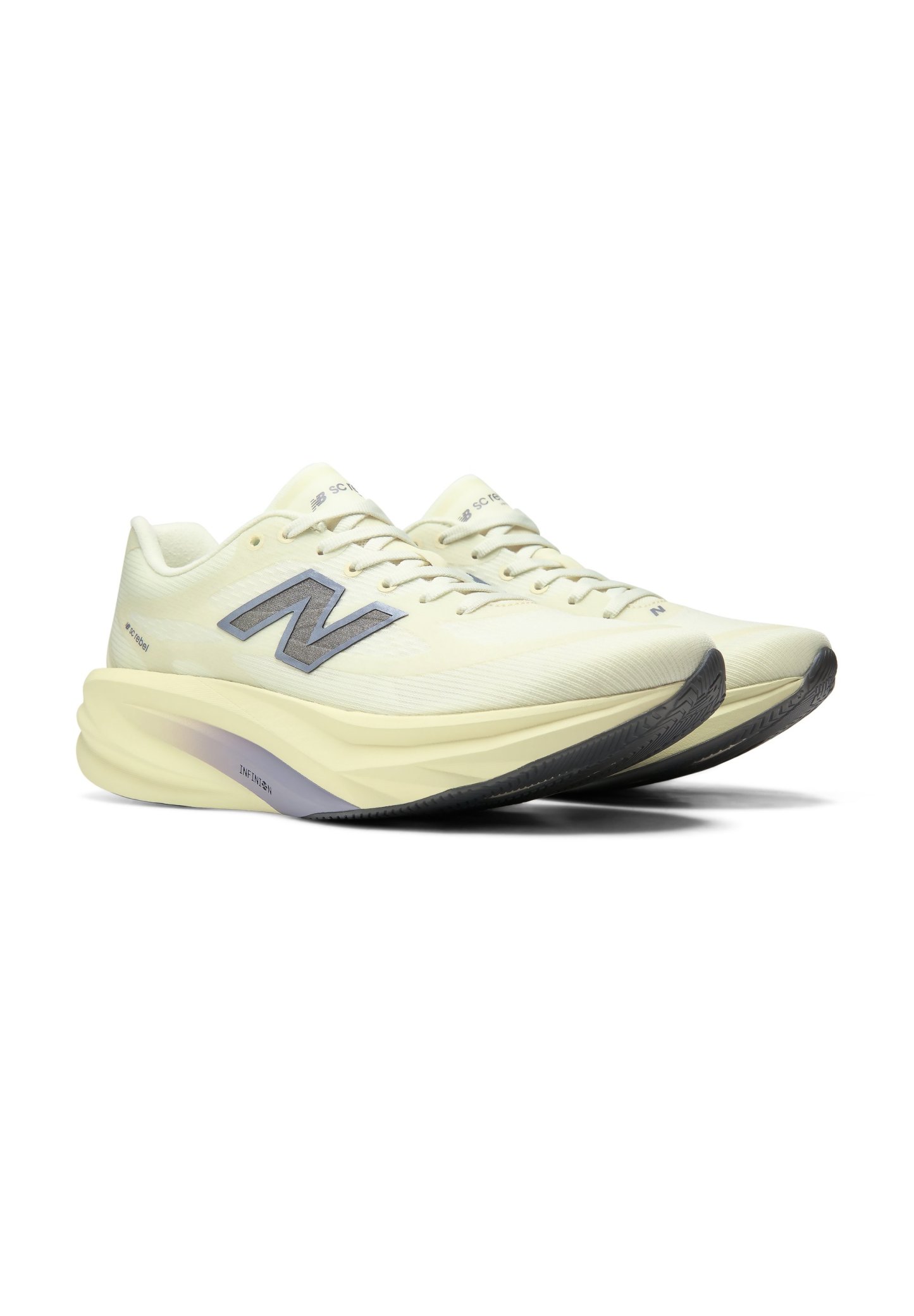 Par de zapatillas de correr New Balance de color amarillo claro con suelas gruesas acolchadas y detalles negros en la suela exterior, mostradas lado a lado.