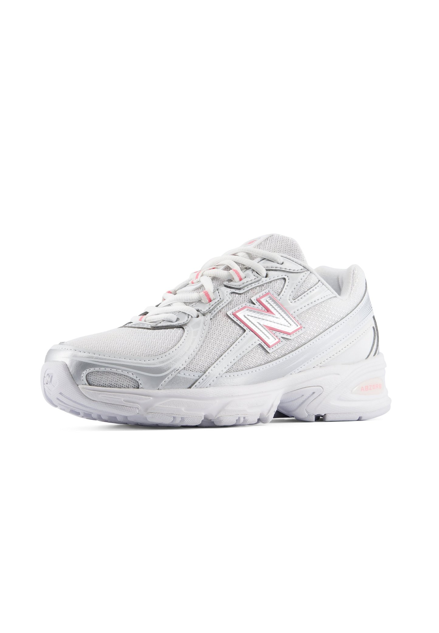Zapatilla deportiva blanca y plateada con parte superior de malla y sintética, cordones blancos y un logo "N" con borde rosa en el lateral.