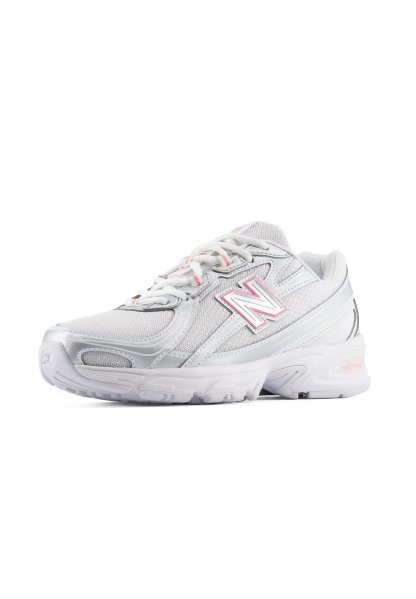 Zapatilla deportiva blanca y plateada con parte superior de malla y sintética, cordones blancos y un logo "N" con borde rosa en el lateral.