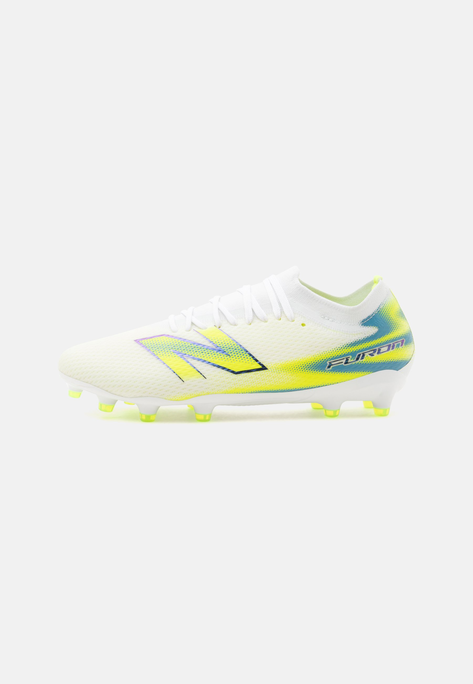 Bota de fútbol blanca con detalles en amarillo y azul, cordones y suela con tacos diseñada para jugar en terreno firme.