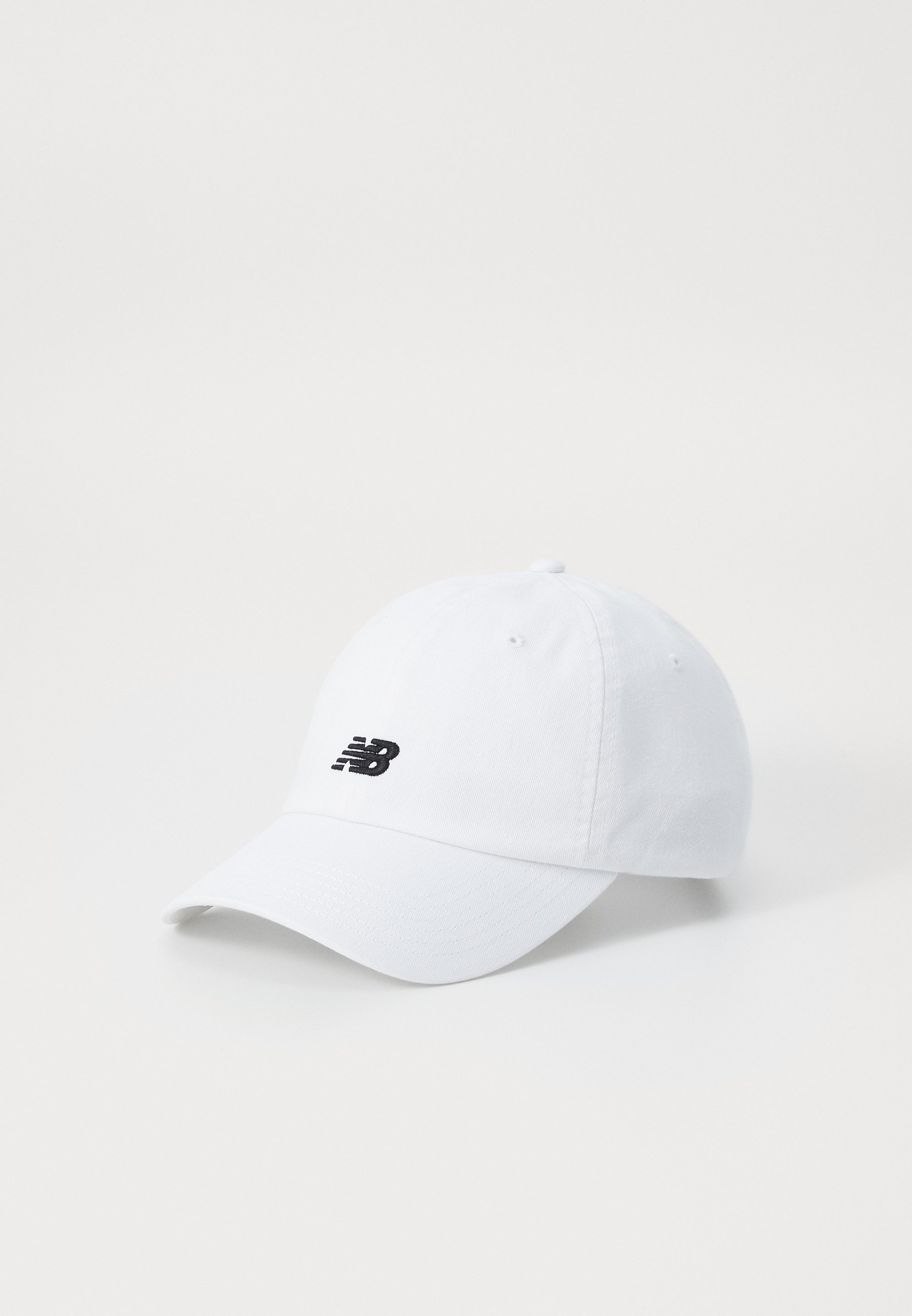 Gorra de algodón blanca con visera curvada y logo negro bordado en el frente. Presenta ojales de ventilación y una correa ajustable en la parte trasera.
