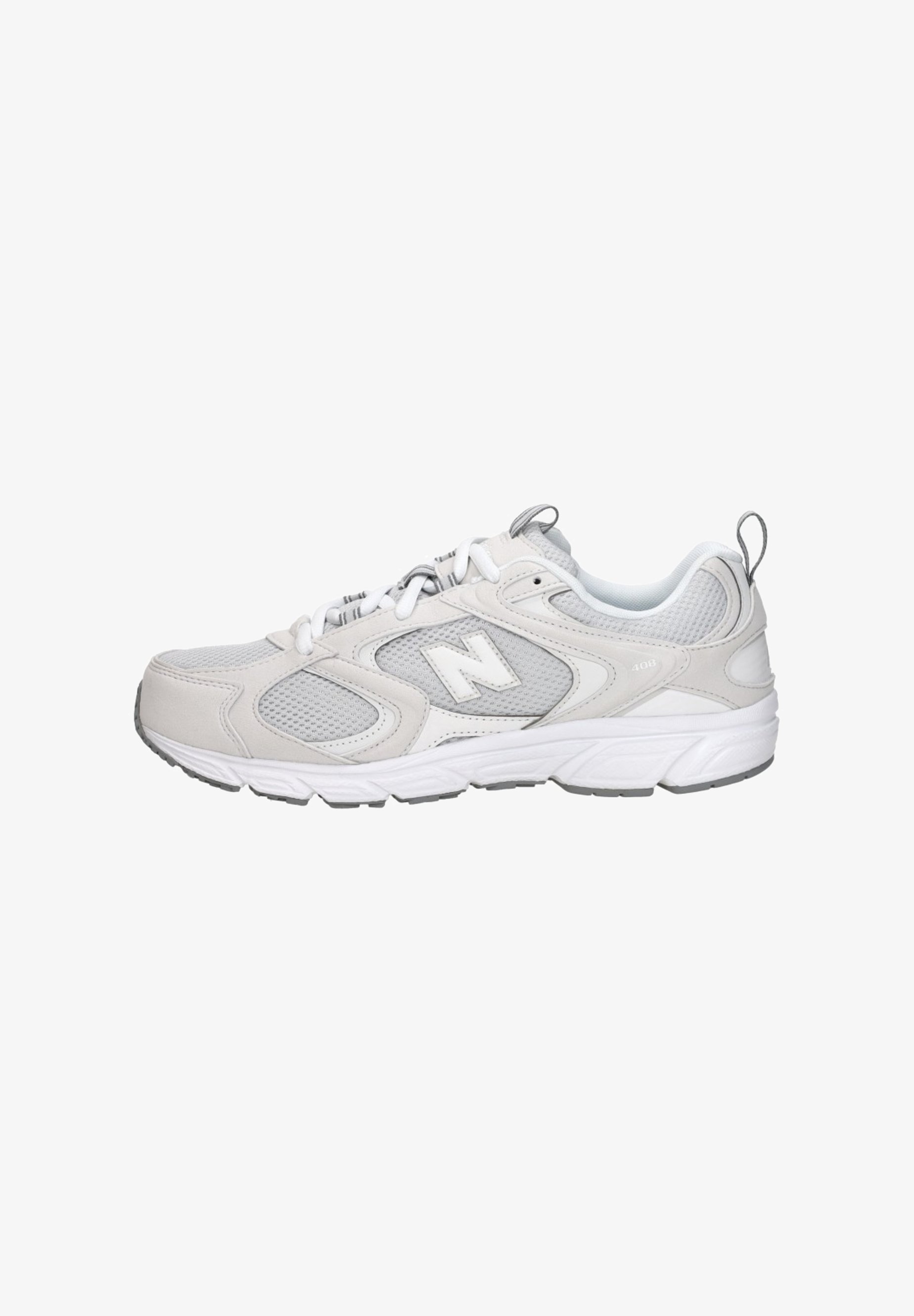 Zapatilla deportiva blanca y gris con paneles de malla, cierre de cordones, suela acolchada y tiradores en la lengüeta y el talón.