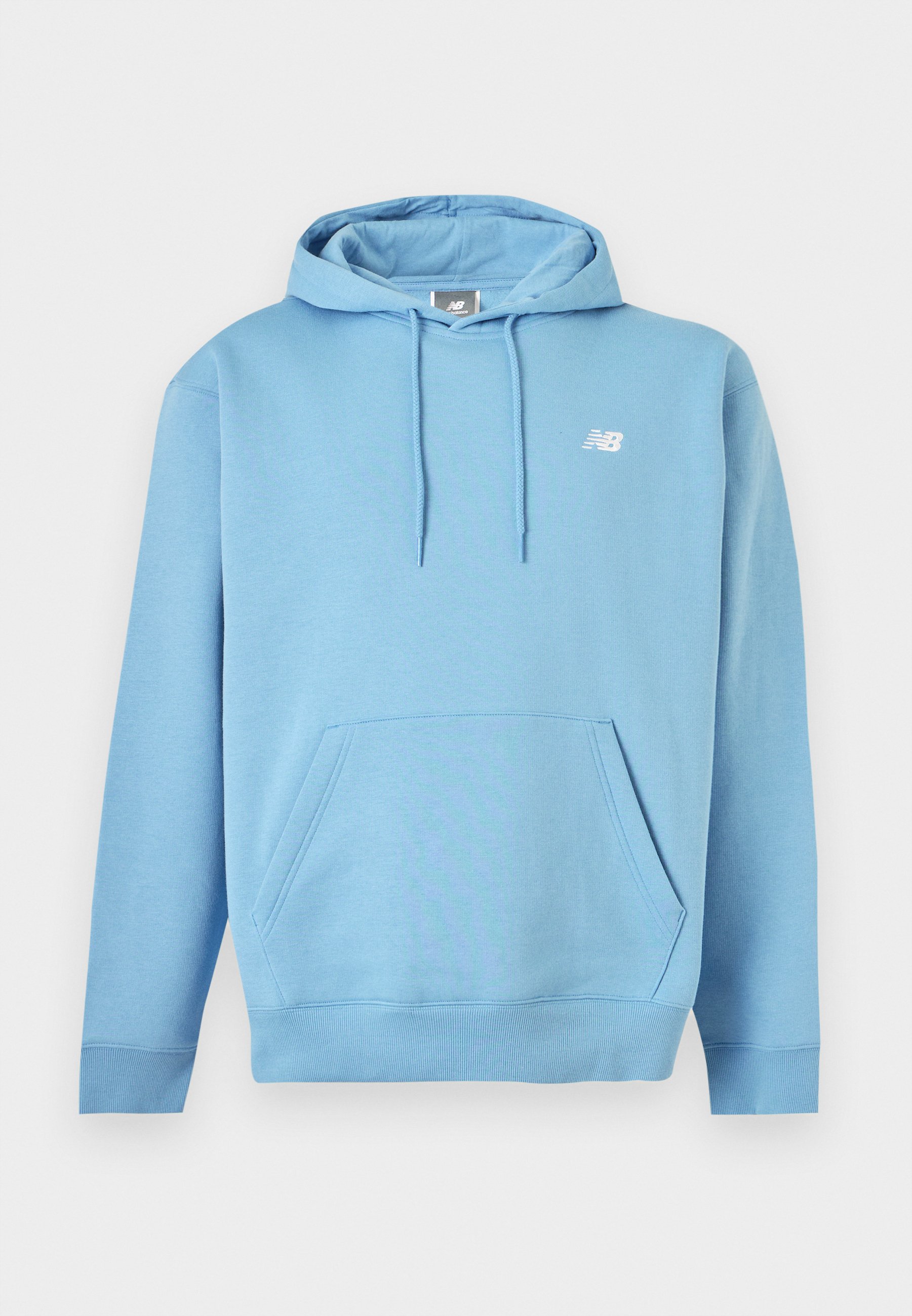 Sudadera con capucha azul claro con bolsillo delantero tipo canguro, capucha ajustable con cordón, puños y bajo acanalados, y pequeño logo blanco de New Balance en el pecho.