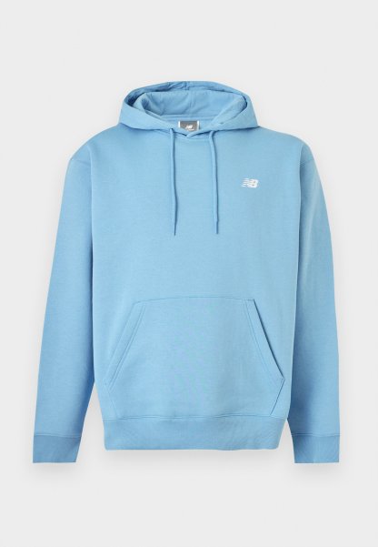 Sudadera con capucha azul claro con bolsillo delantero tipo canguro, capucha ajustable con cordón, puños y bajo acanalados, y pequeño logo blanco de New Balance en el pecho.