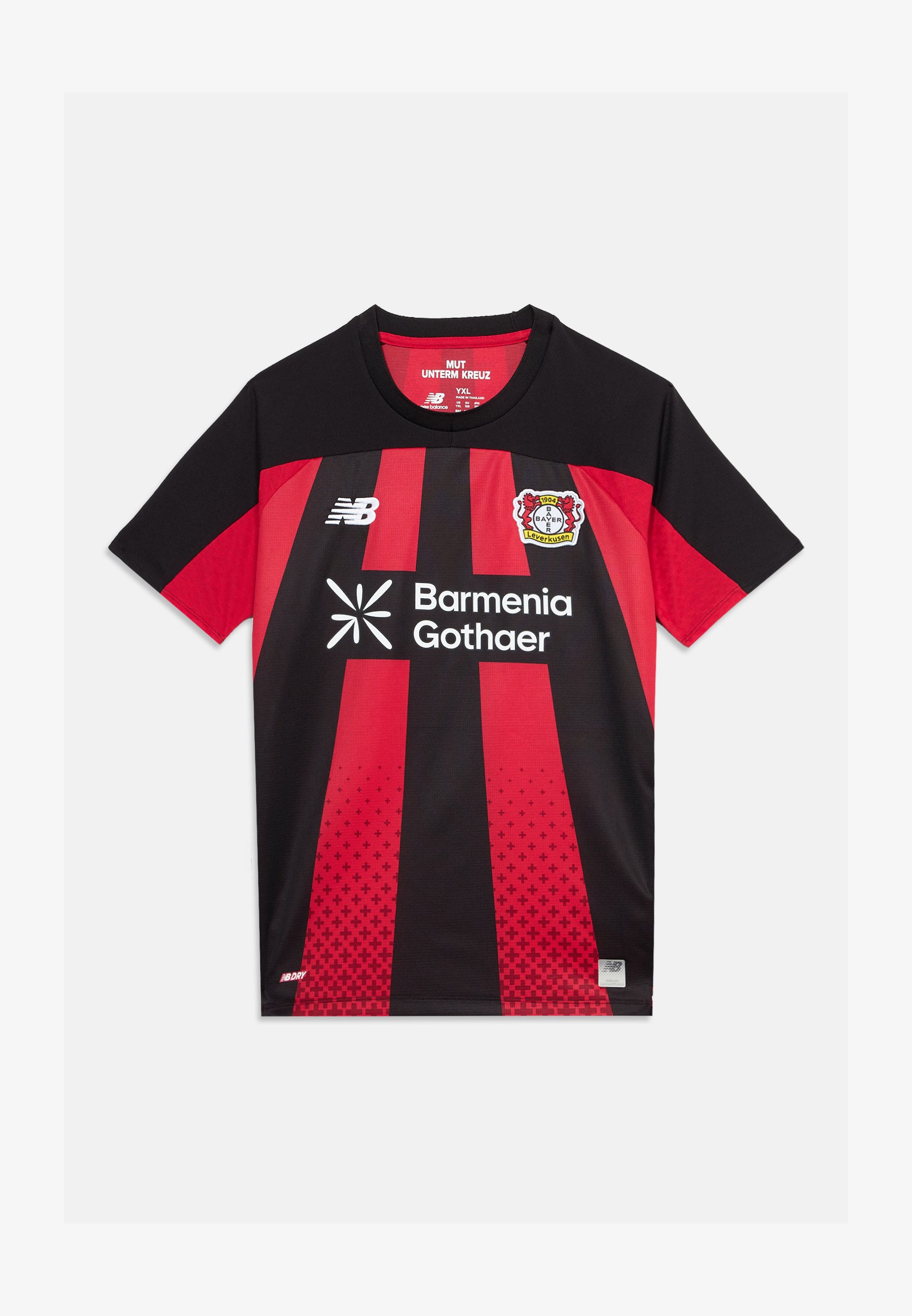 Camiseta de fútbol a rayas negras y rojas con el logo del Bayer Leverkusen, el logo de New Balance y el texto del patrocinador Barmenia Gothaer en el frente.