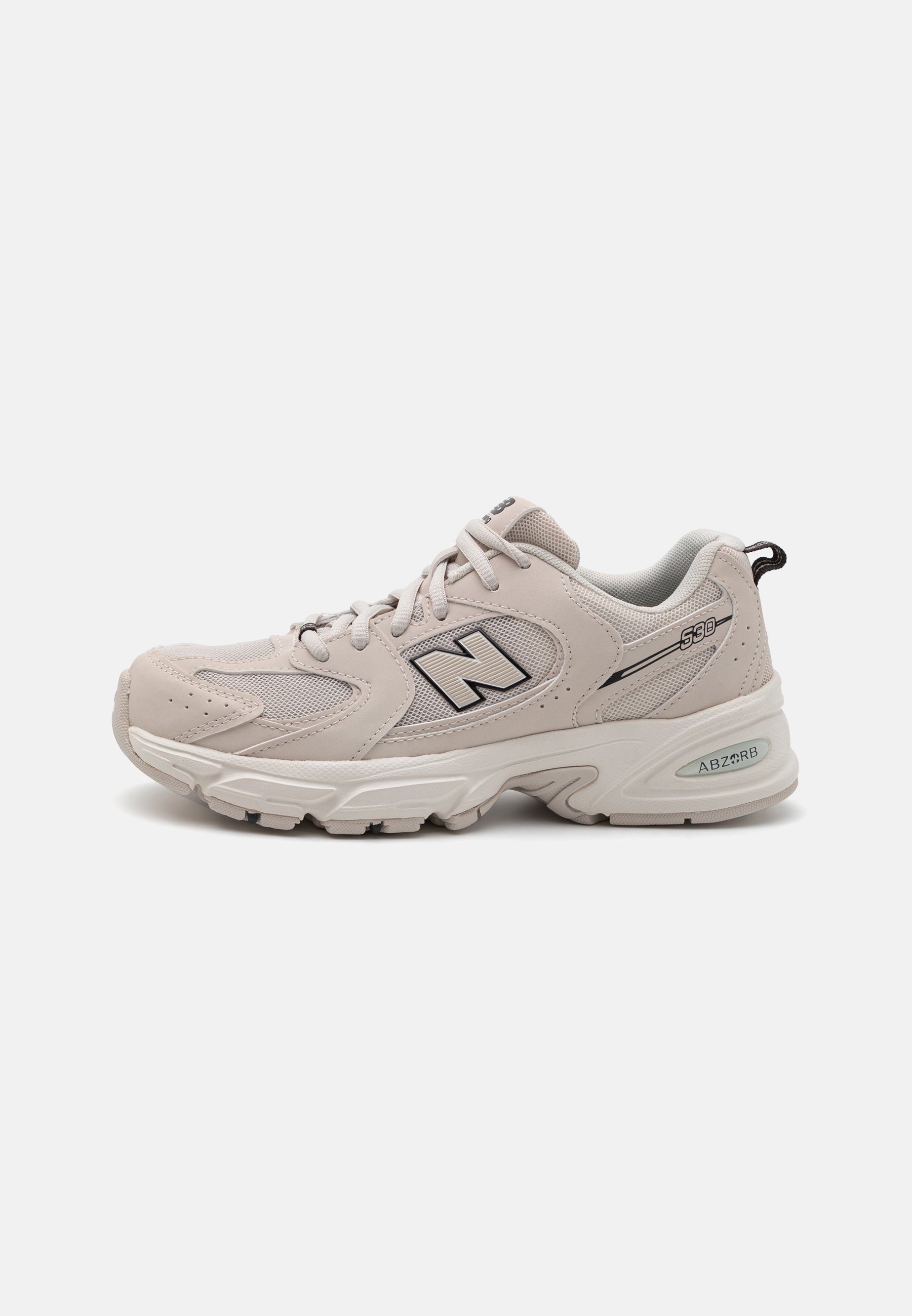 Zapatillas New Balance 550 en beige claro con upper de malla y ante, punta redondeada, acentos grises y logo negro en el costado. Cuenta con un collar acolchado.