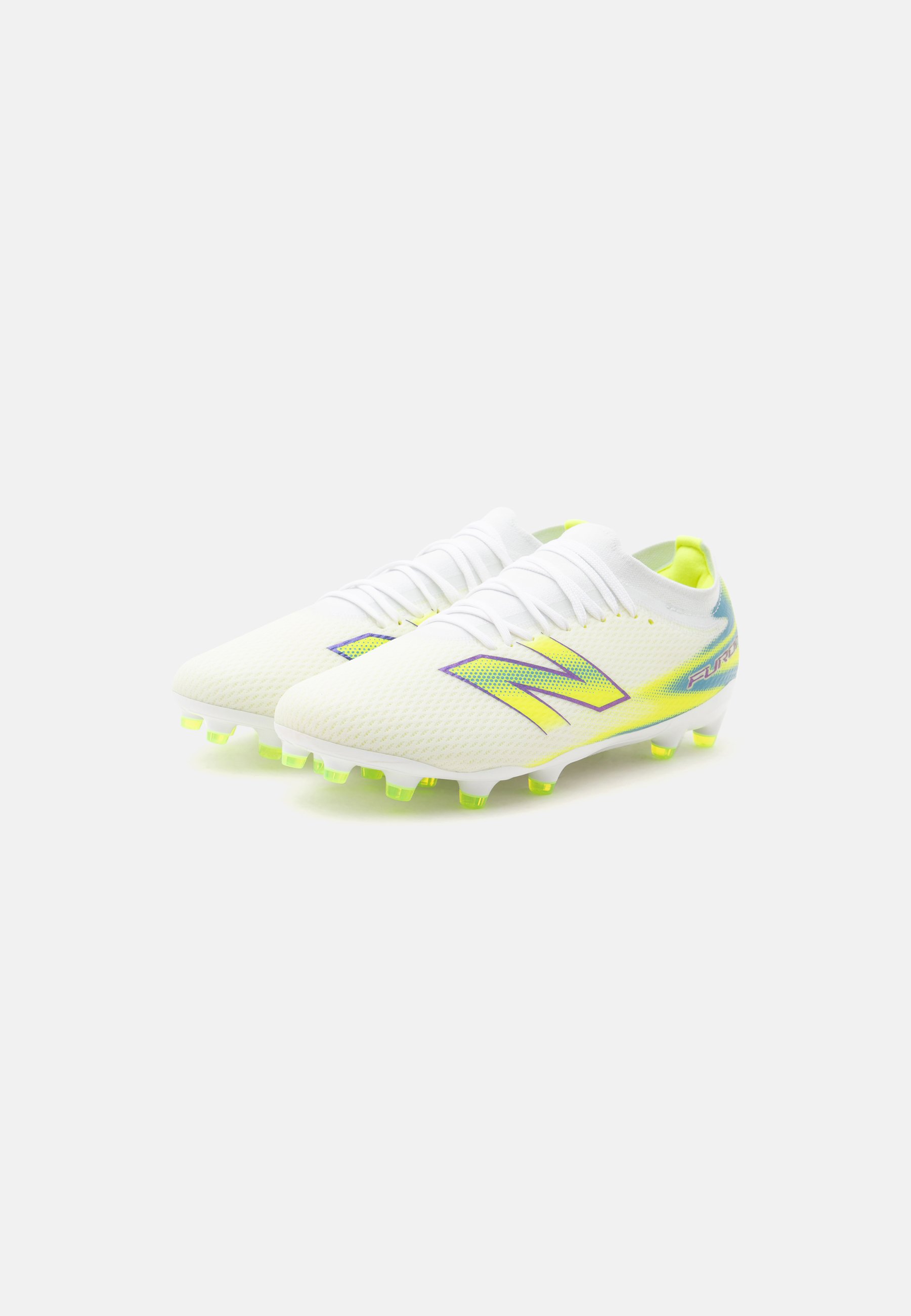 Par de botas de fútbol New Balance blancas y amarillo neón con cordones y suelas con tacos sobre un fondo blanco liso.
