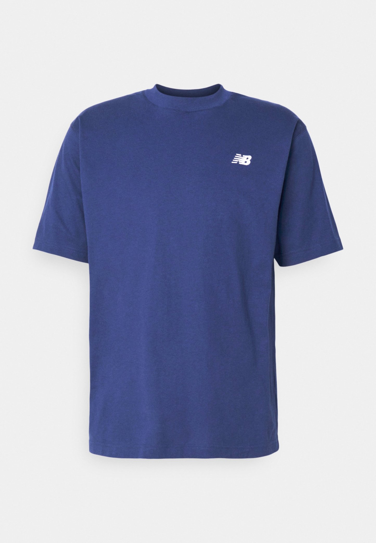 Camiseta de algodón en azul marino oscuro. Mangas cortas, cuello redondo, con un pequeño logo blanco en el lado izquierdo del pecho. Textura suave, corte clásico.