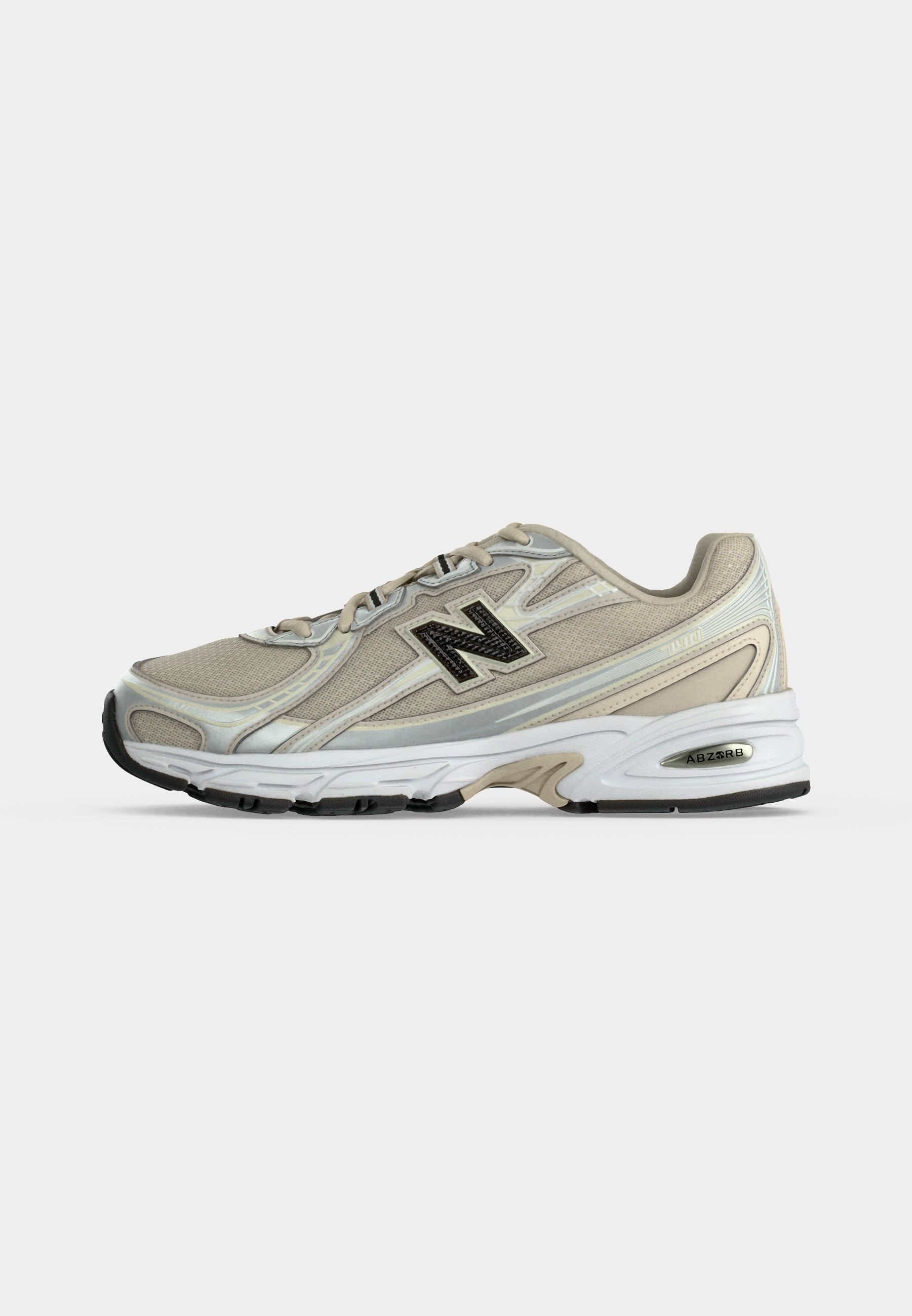 Zapatilla de running New Balance beige y blanca con logo negro, parte superior de malla, suela gruesa acolchada y cierre de cordones, vista lateral sobre fondo blanco.
