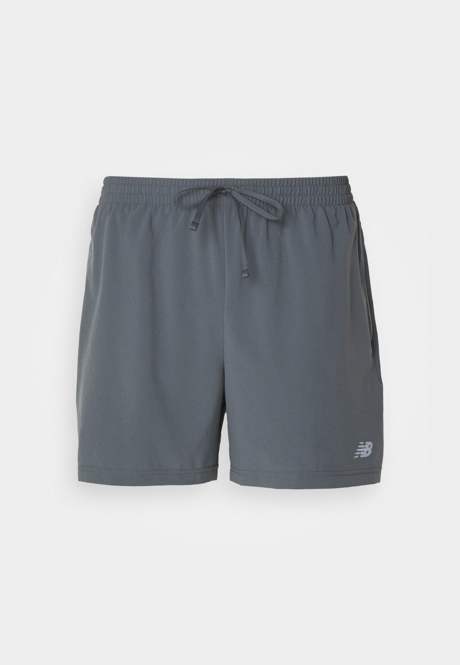 Pantalones cortos deportivos grises con cintura elástica y cordón, que cuentan con bolsillos laterales y un pequeño logo de la marca en la parte inferior de la pierna izquierda.