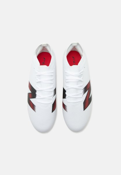 Zapatillas deportivas blancas con cordones, con diseño geométrico negro y rojo en los laterales y plantillas rojas, vistas desde arriba sobre un fondo blanco.