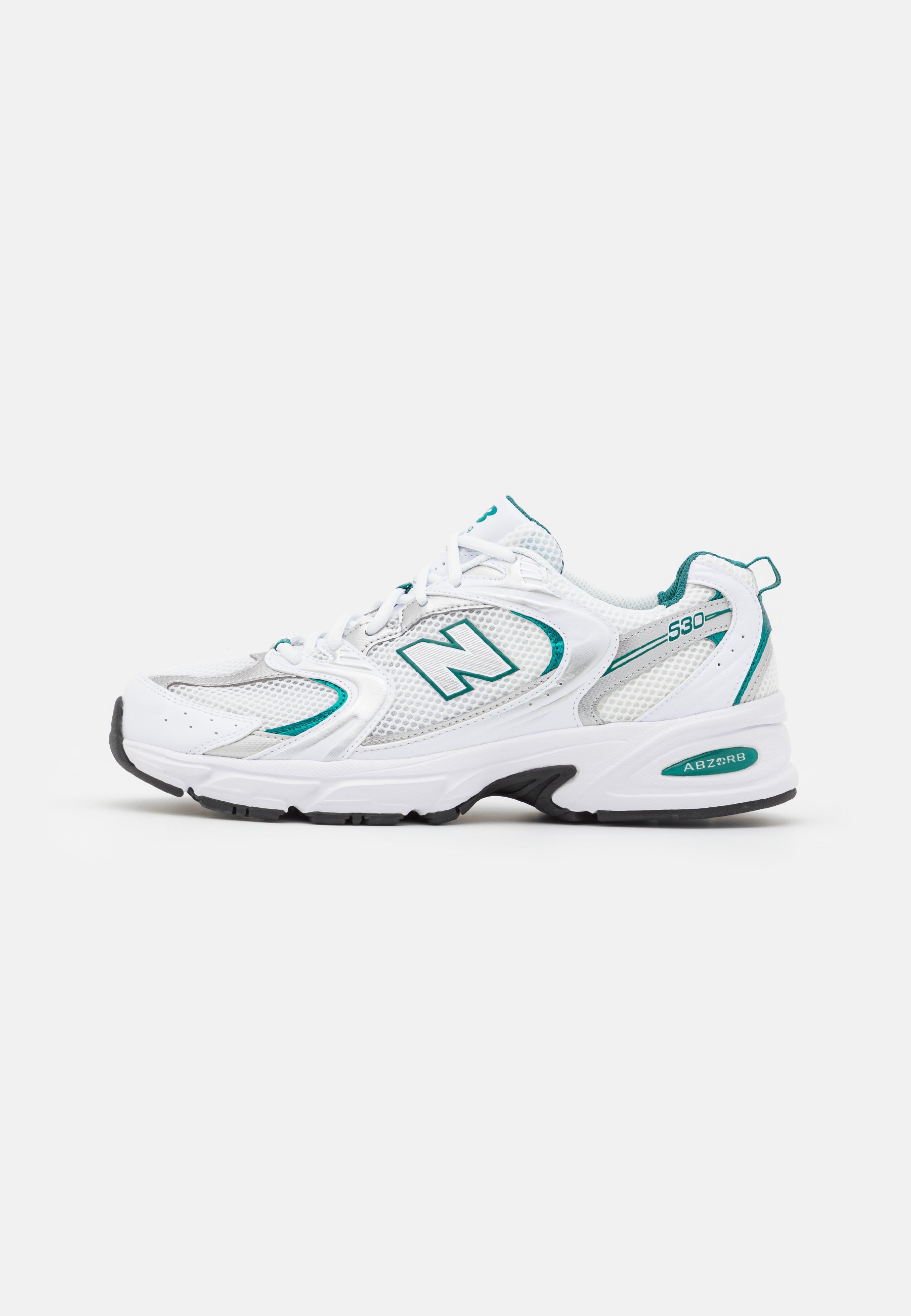 Zapatilla deportiva blanca con paneles de malla y sintético, acentos en turquesa, puntera redondeada, cordones en la parte frontal y suela de goma negra.