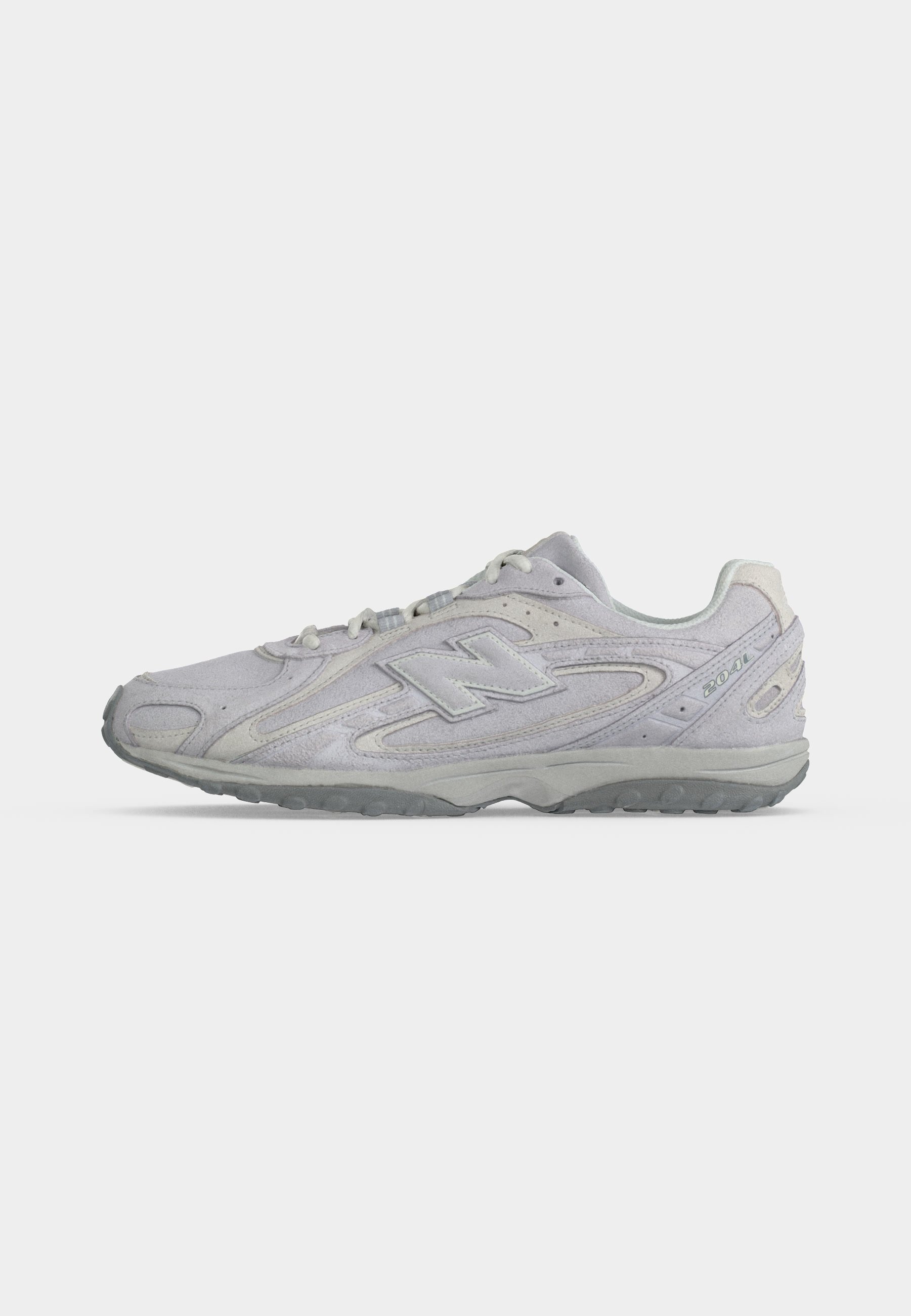 Zapatilla deportiva blanca New Balance 2041 con suela gris, detalles cosidos, cuello acolchado y cierre de cordones, mostrada en perfil lateral.