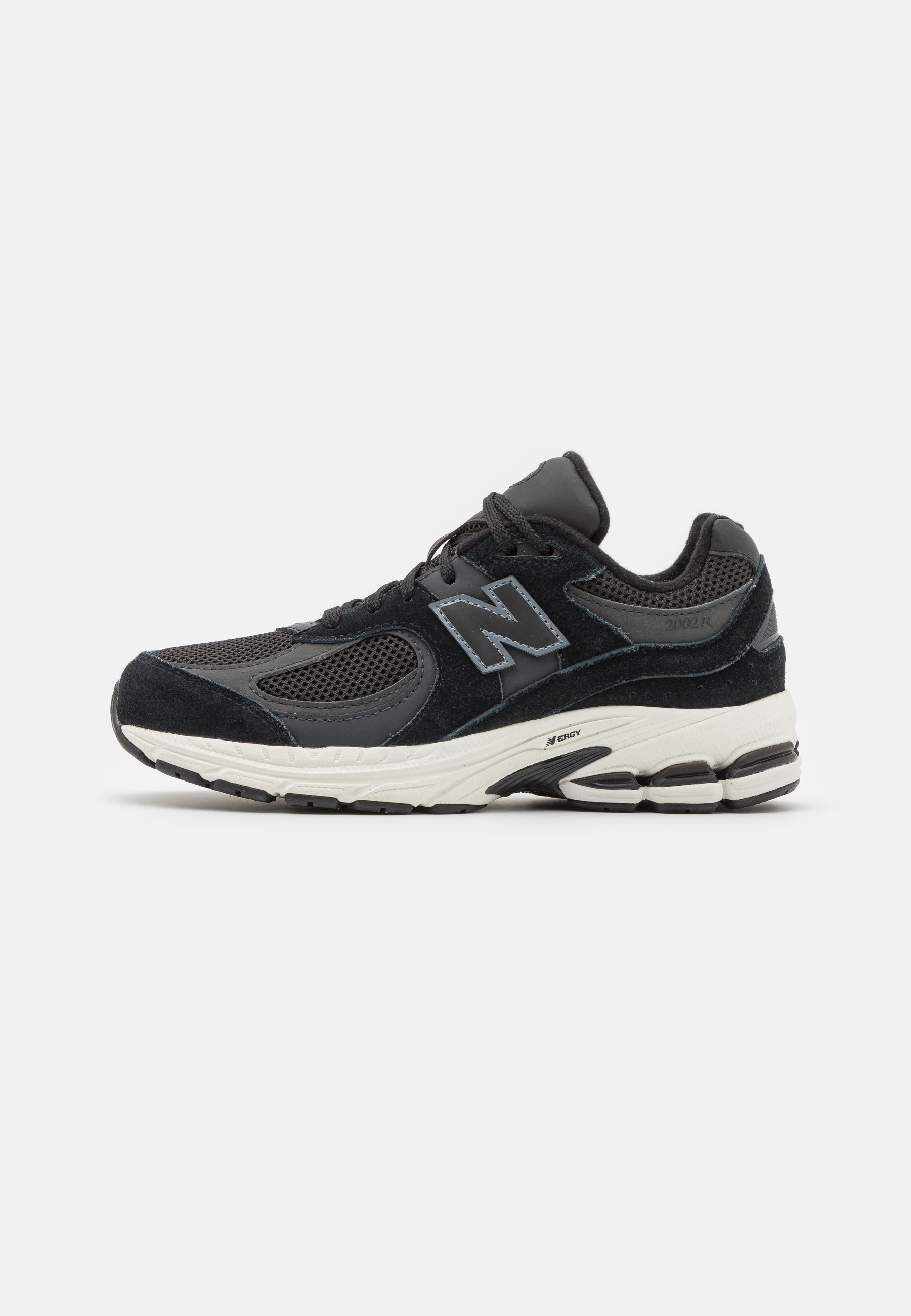 Zapatilla negra con parte superior de malla y ante, que presenta una entresuela blanca, acentos grises y una suela texturizada para agarre y comodidad.