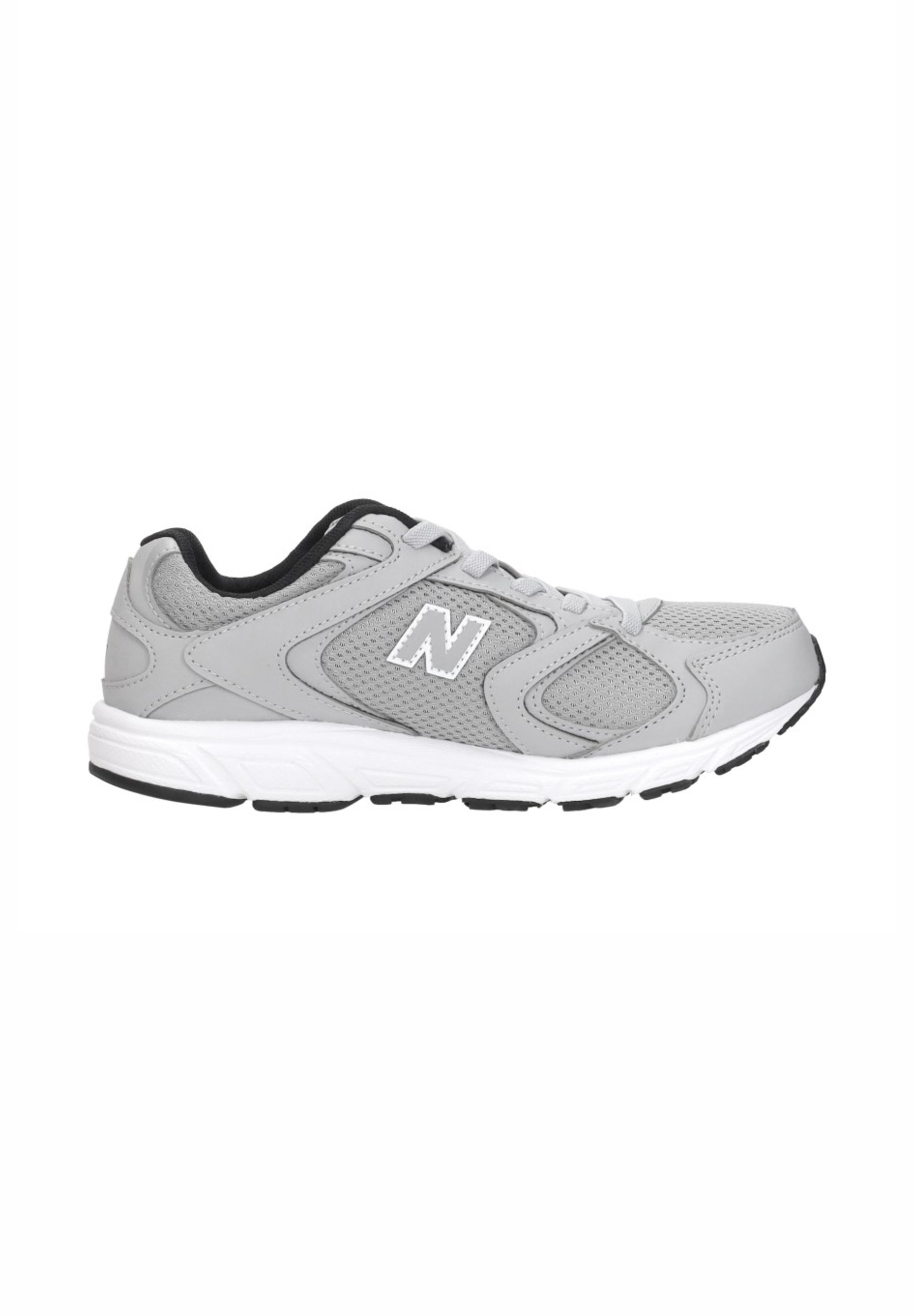 Zapatilla deportiva gris con suela blanca, paneles de malla, forro interior negro, cordones y un logo "N" blanco en el lateral.