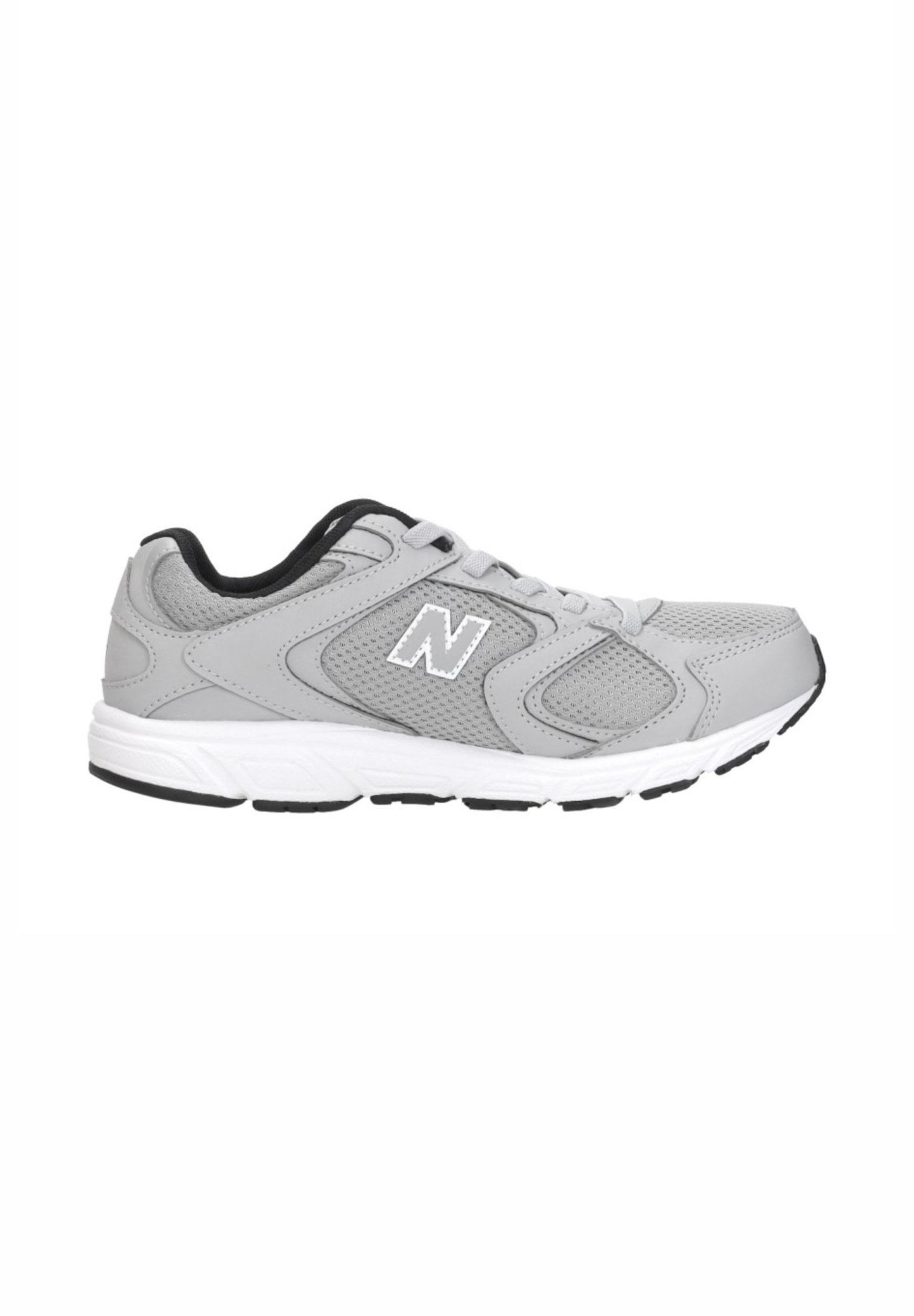 Zapatilla deportiva gris con suela blanca, paneles de malla, forro interior negro, cordones y un logo "N" blanco en el lateral.