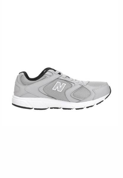 Zapatilla deportiva gris con suela blanca, paneles de malla, forro interior negro, cordones y un logo "N" blanco en el lateral.