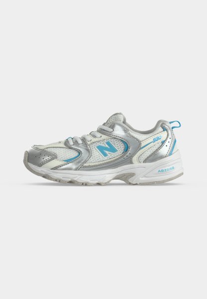 Zapatilla de running New Balance plateada y blanca con detalles azules, parte superior de malla, cierre de cordones y suela acolchada con tecnología ABZORB.