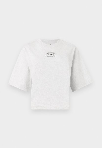 Camiseta blanca de manga corta recortada con cuello redondo y pequeño logo de New Balance Athletics centrado en el pecho.