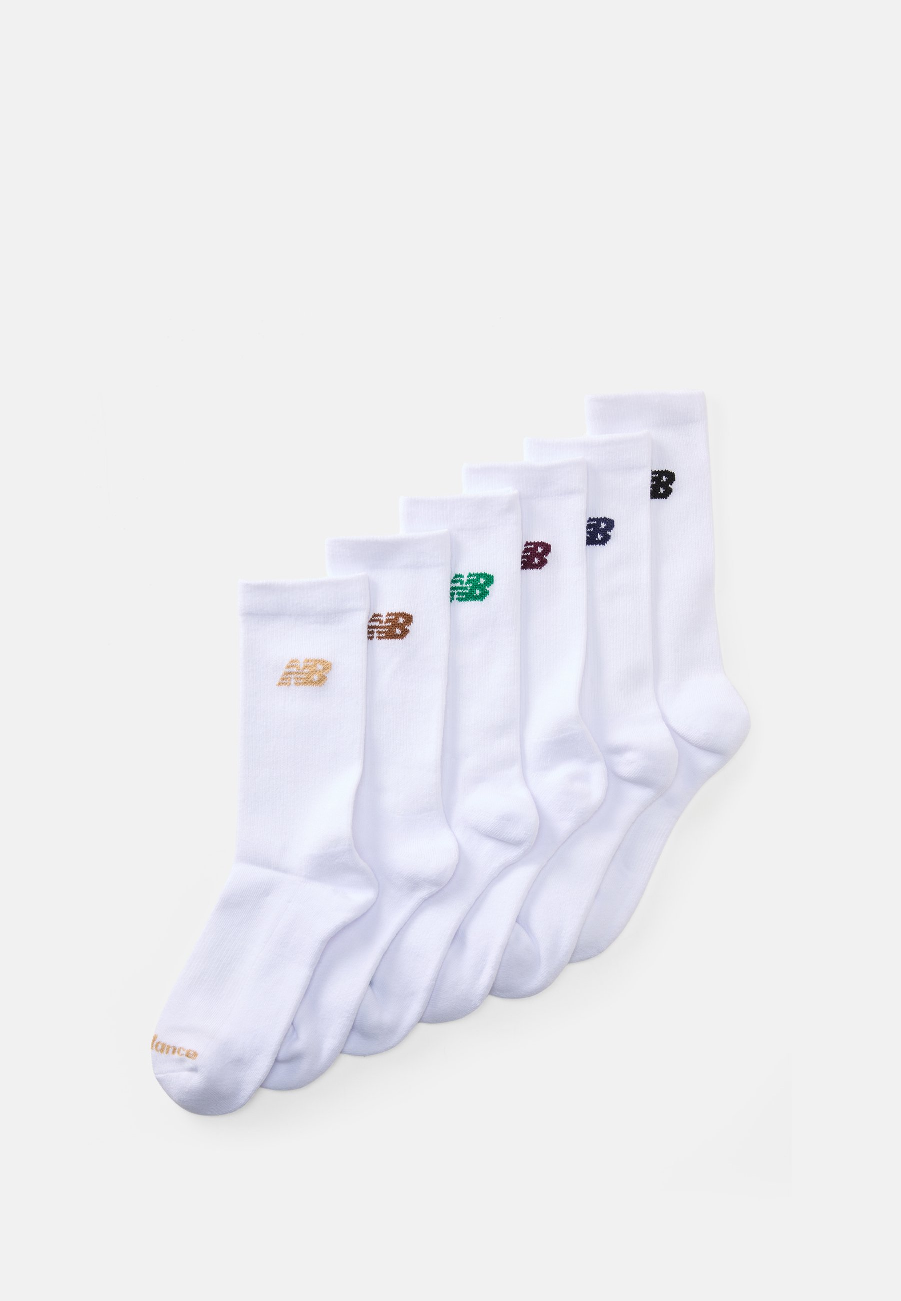 Calcetines blancos dispuestos en una fila, cada uno con el logotipo "NB" en diferentes colores: dorado, verde, púrpura, burdeos, azul marino y negro.