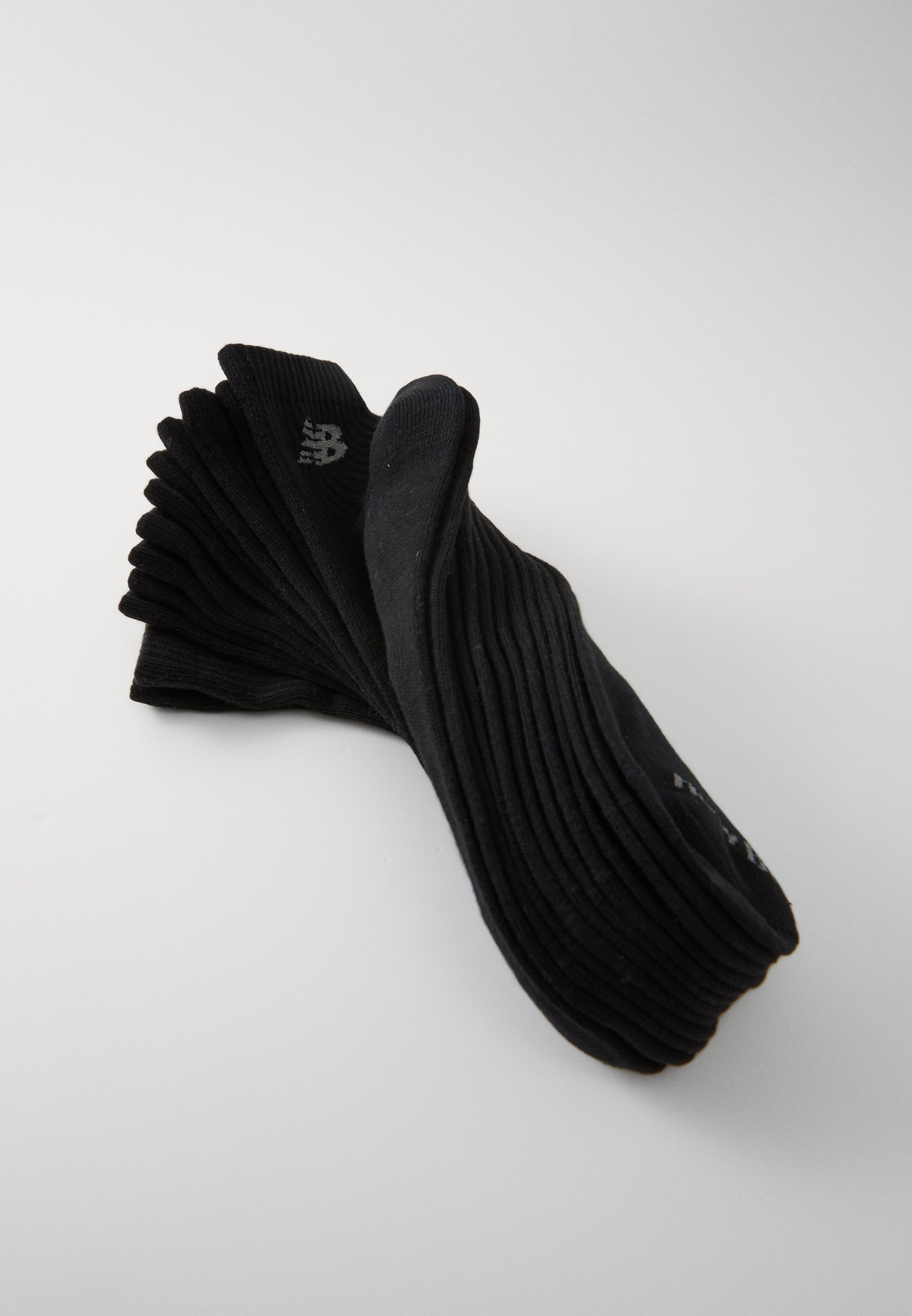 Calcetines negros acanalados, con un material elástico texturizado, con un logo impreso en el puño y un acabado suave.